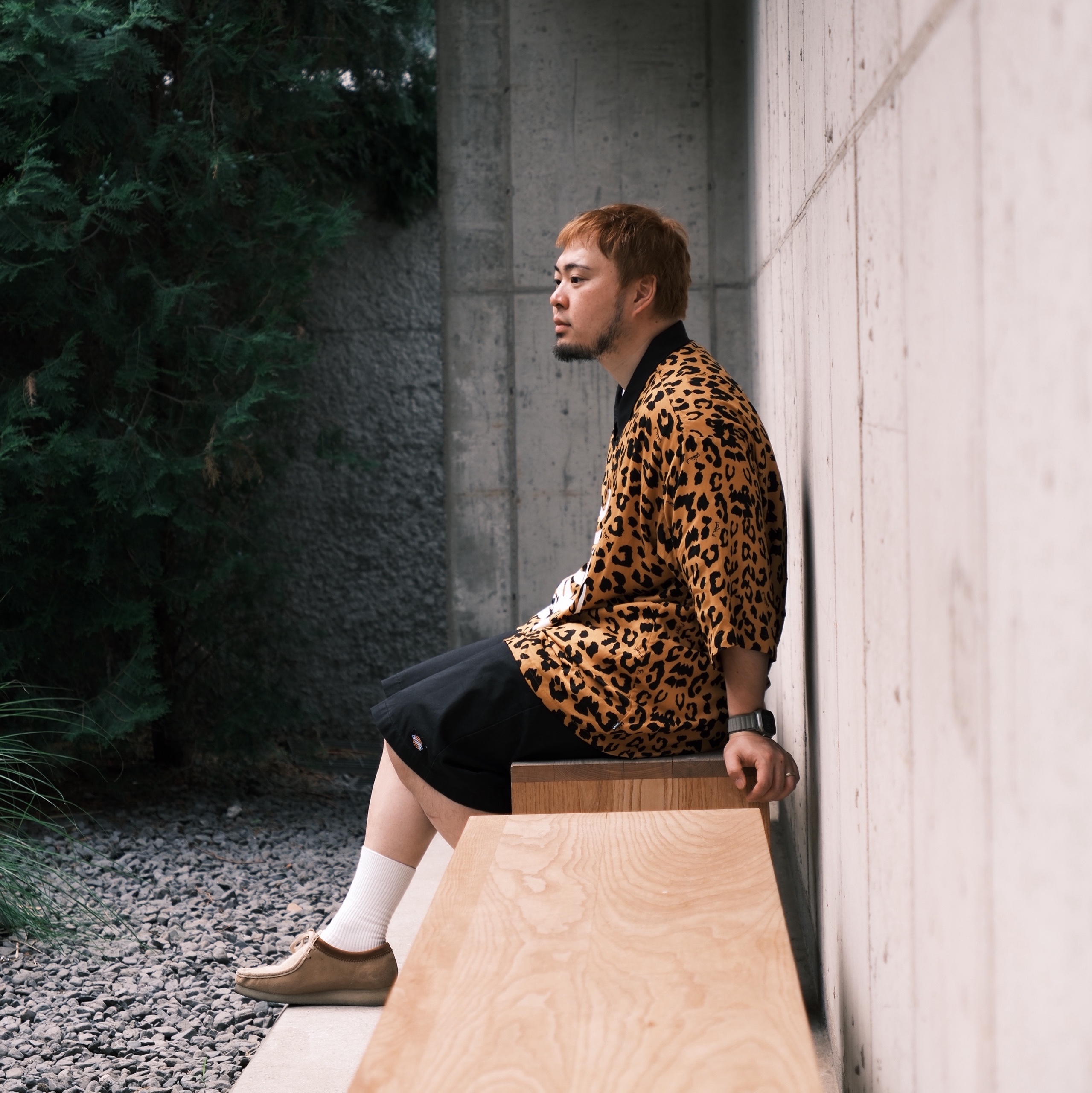 Vans x Mark SBTG Skelleton Short Sleeve Shirt Brown, Dickies Loose Fit 13 Inch Flat Front Work Shorts Black 착용 스타일 - 4