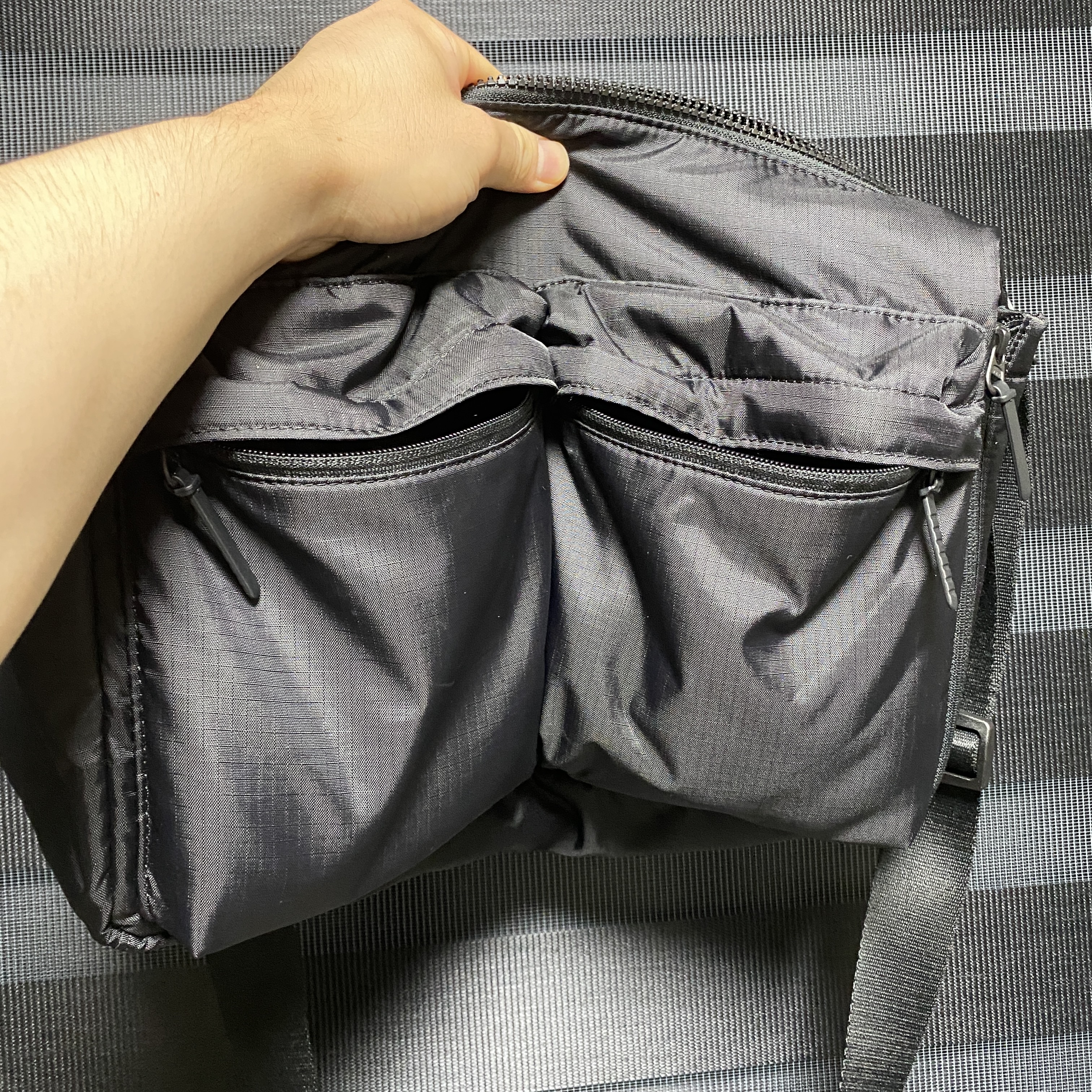 Uniqlo Multi Pocket Shoulder Bag Black 착용 스타일