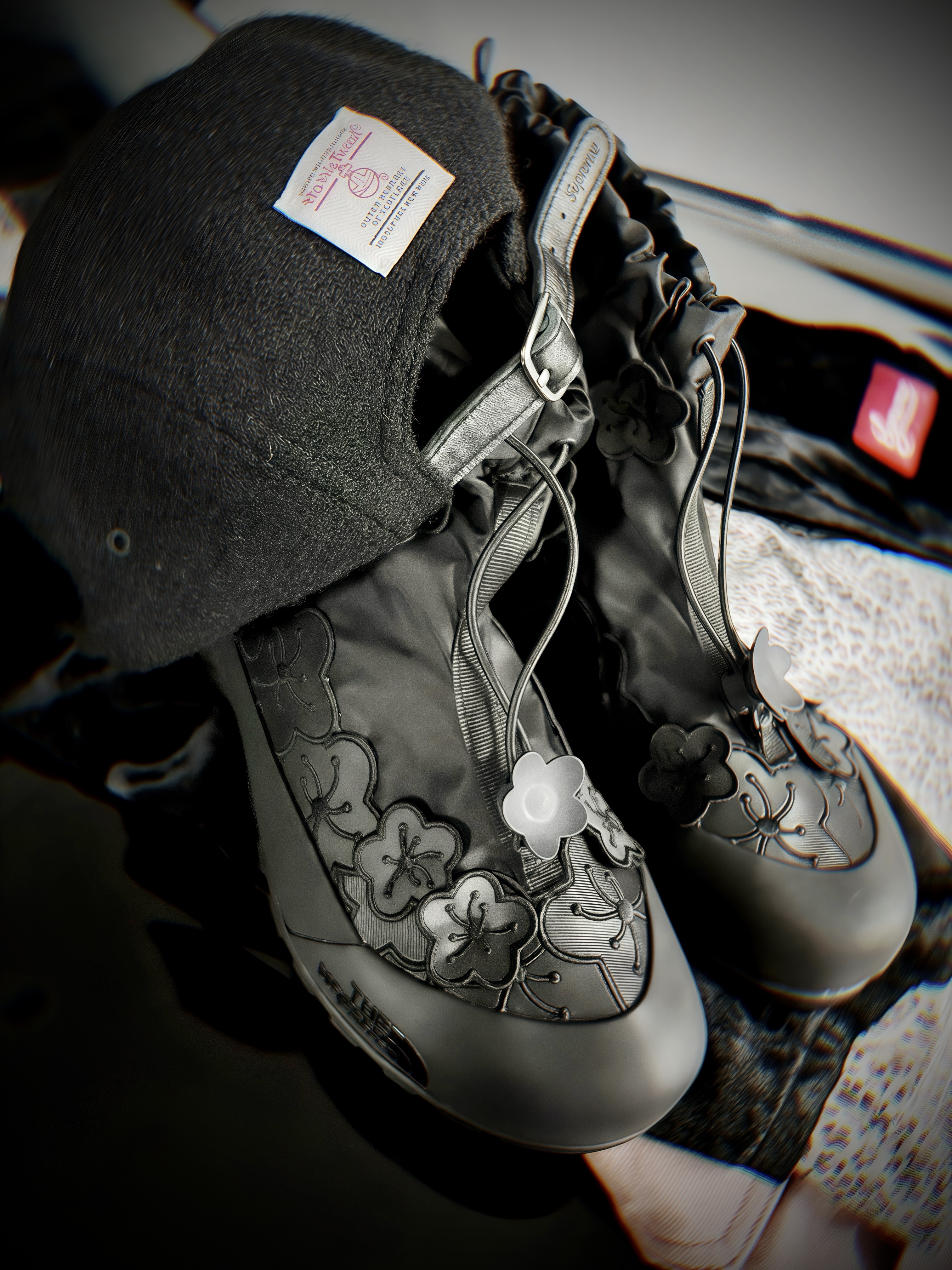 Supreme Harris Tweed Camp Cap Black - 25SS, The North Face x Cecilie Bahnsen Glenclyffe Gaiter TNF Black 착용 스타일
