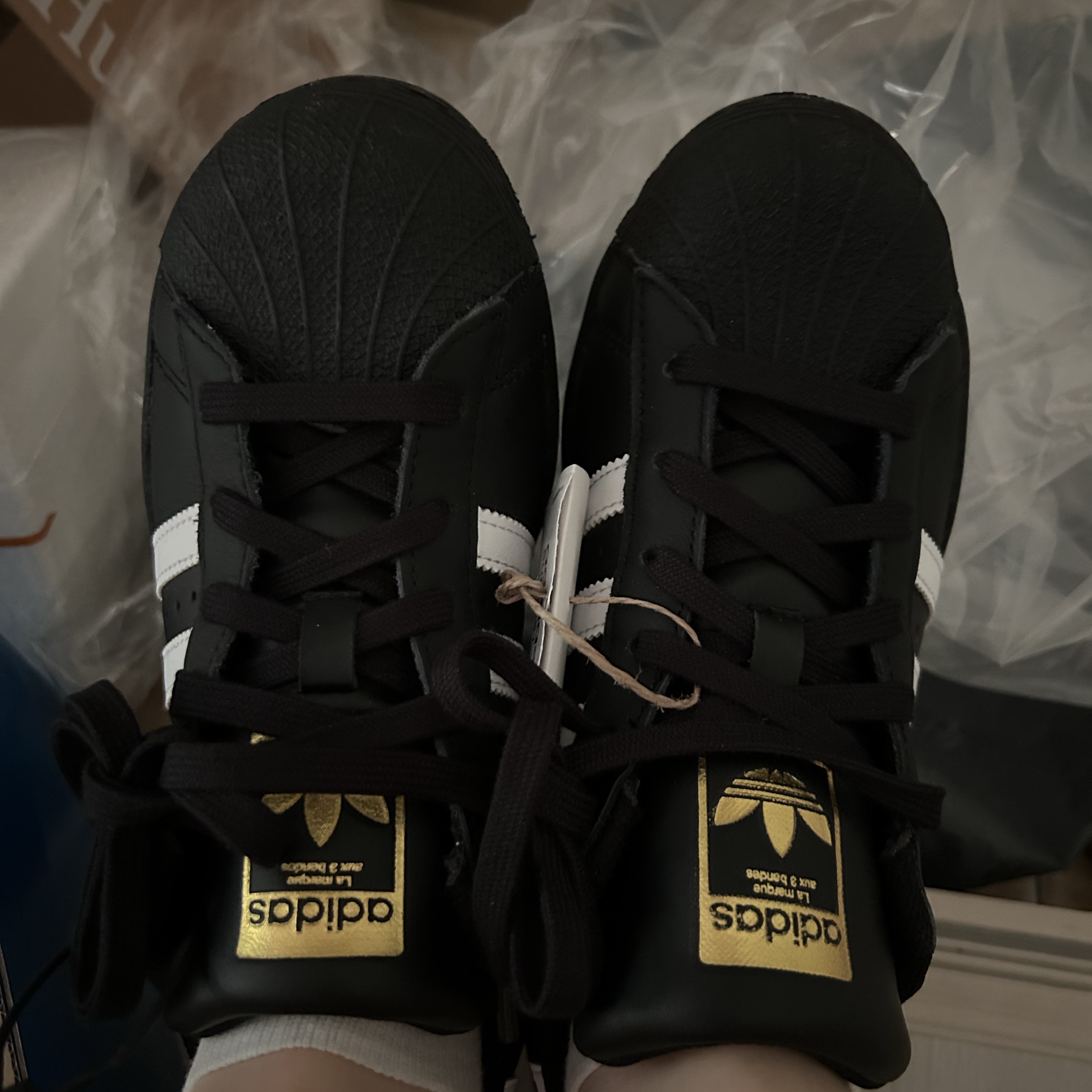 Adidas Superstar Core Black White 착용 스타일