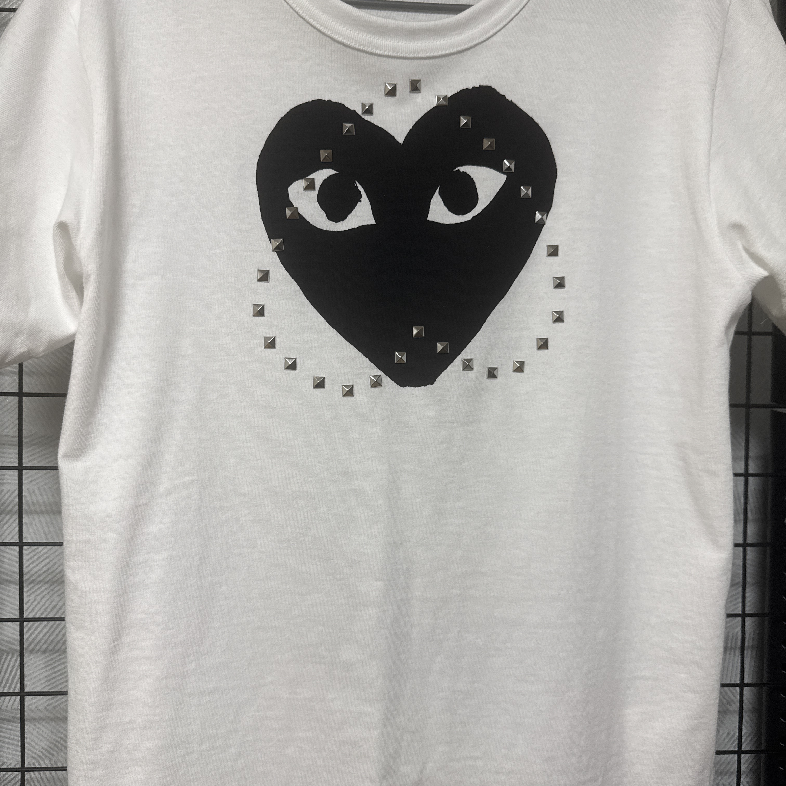 Play Comme des Garcons Heart with Rivets T-Shirt White Black 착용 스타일