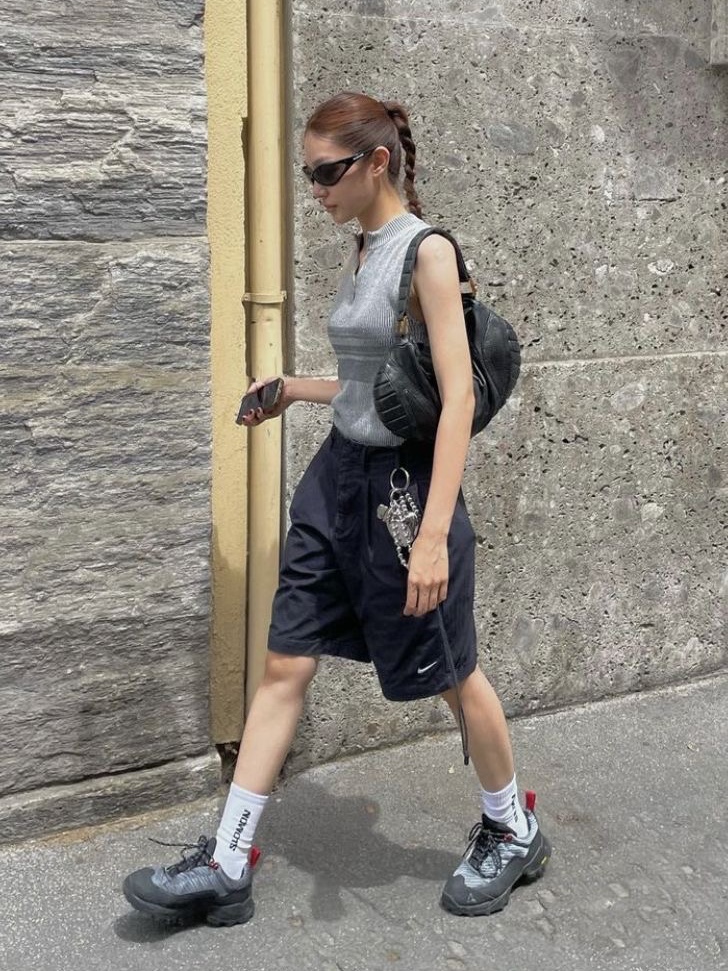 Roa Hiking Katharina Titanium, Balenciaga Swift Oval Sunglasses Black 착용 스타일