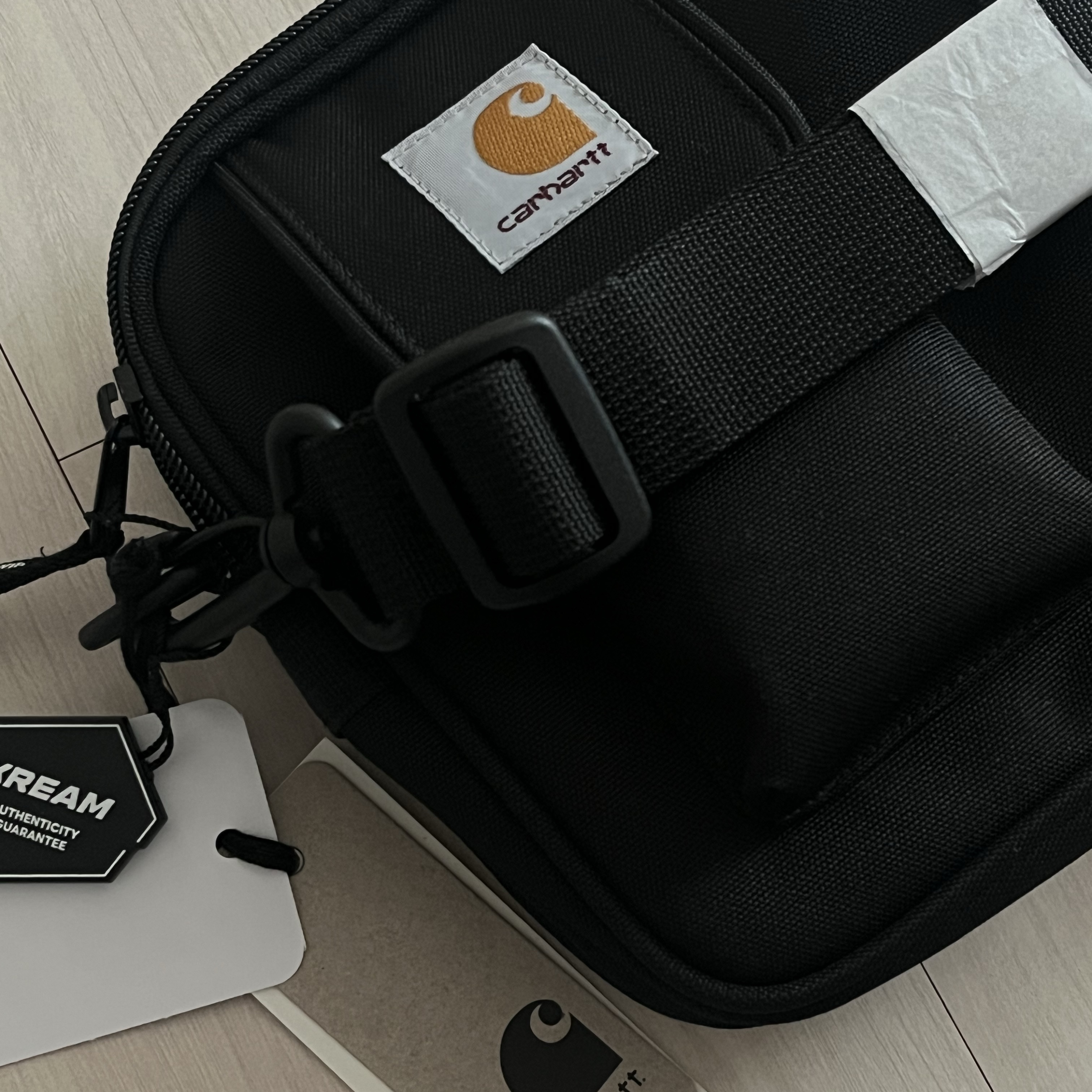 Carhartt WIP Essentials Bag Black 착용 스타일