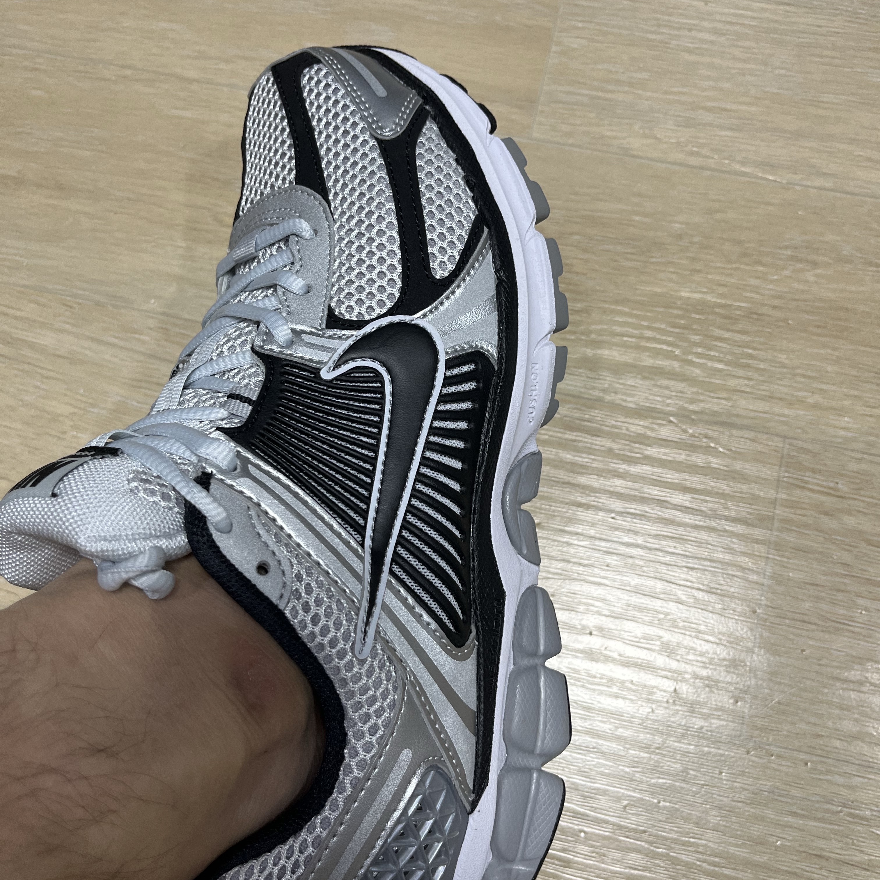 Nike Zoom Vomero 5 Metallic Silver Black 착용 스타일 - 2