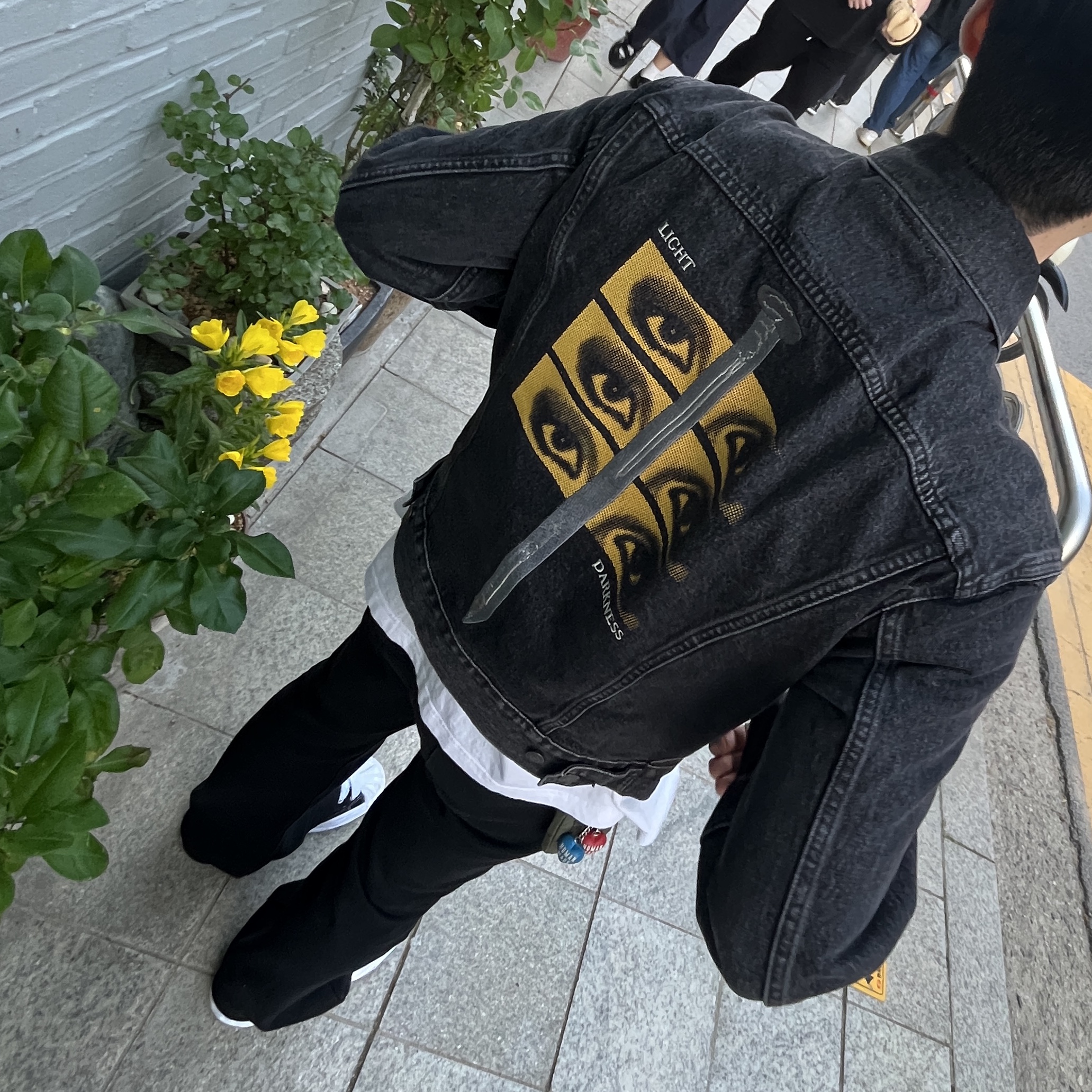 Levi’s x Undercover UC1E9203 Jacket Black, Maison Mihara Yasuhiro Blakey OG Sole Canvas Low-top Sneakers Black 착용 스타일 - 2