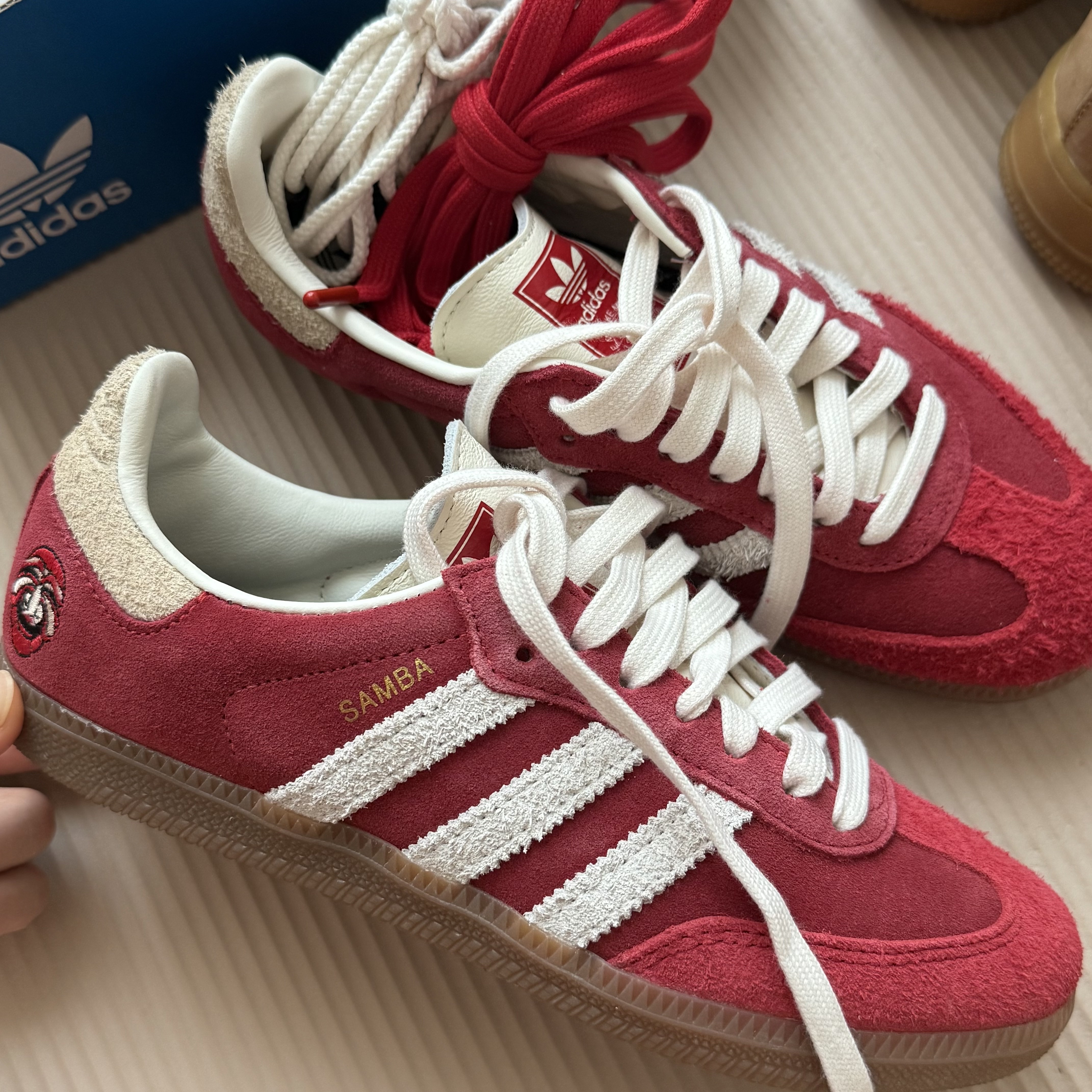 Adidas Samba OG Tal Better Scarlet Off White 착용 스타일 - 1
