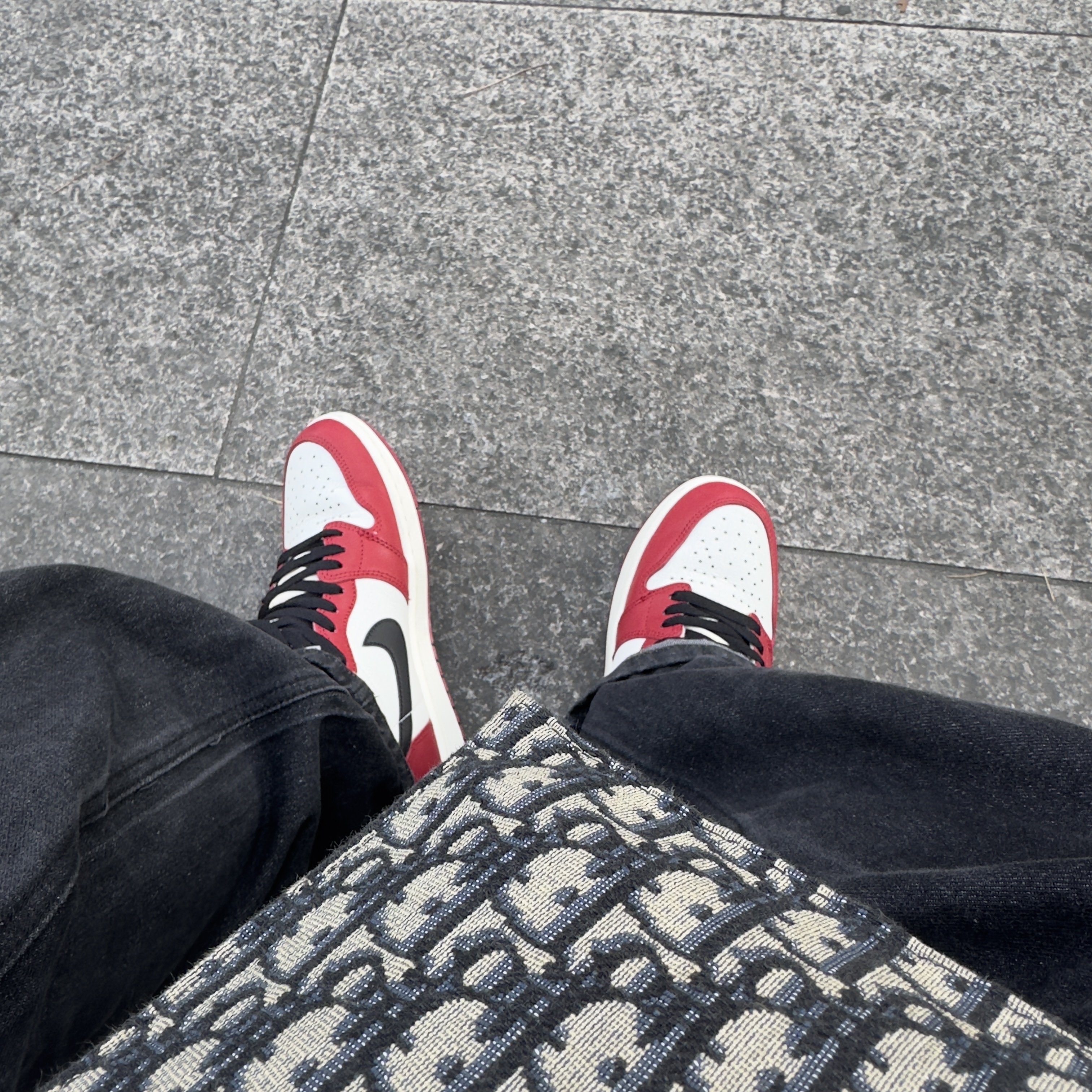 Yeezy Gap Engineered By Balenciaga Padded Denim Jacket Grey Wash, Jordan 1 Retro High OG Chicago 2022 착용 스타일 - 2