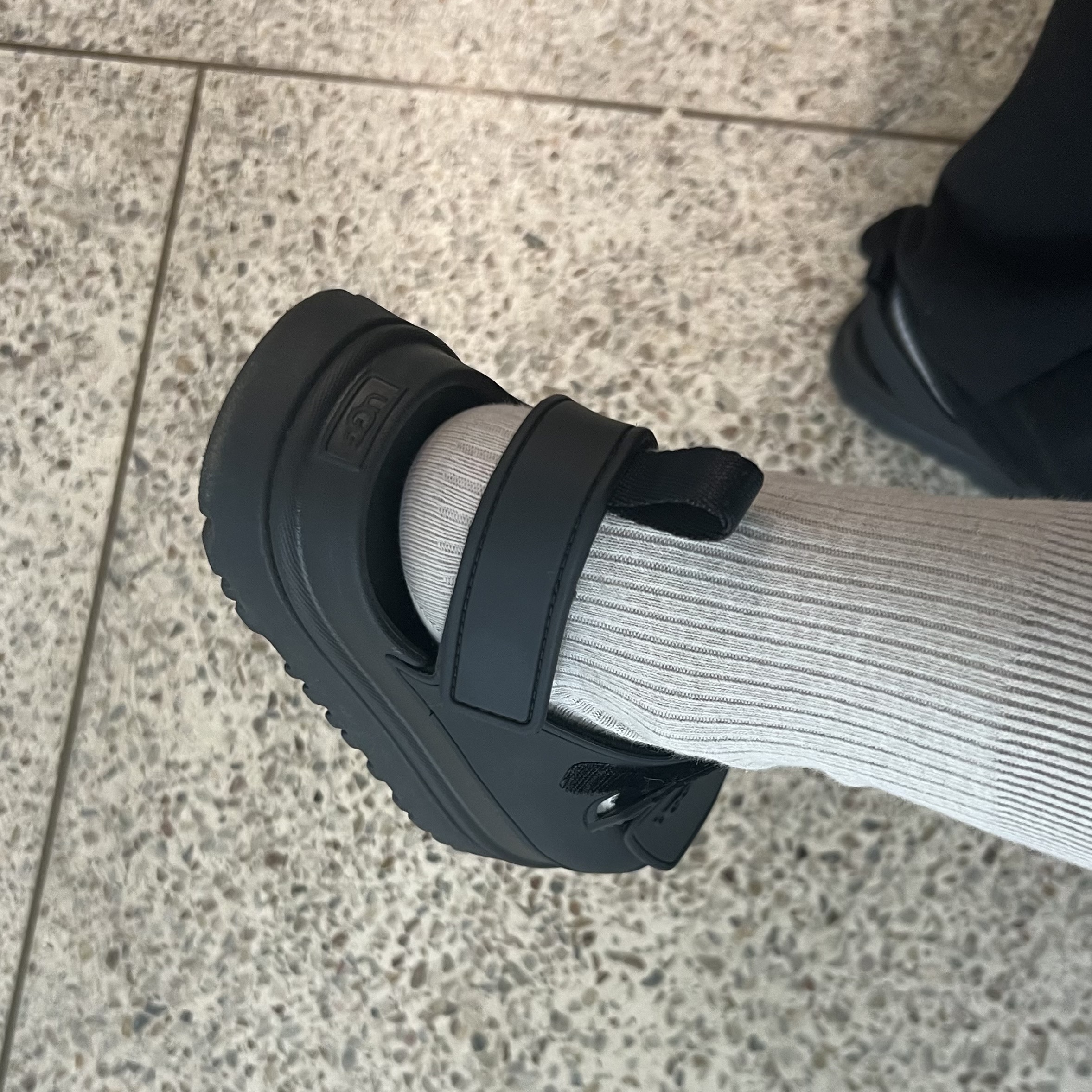 (Kids) UGG GoldenGlow Bison Black 착용 스타일 - 3