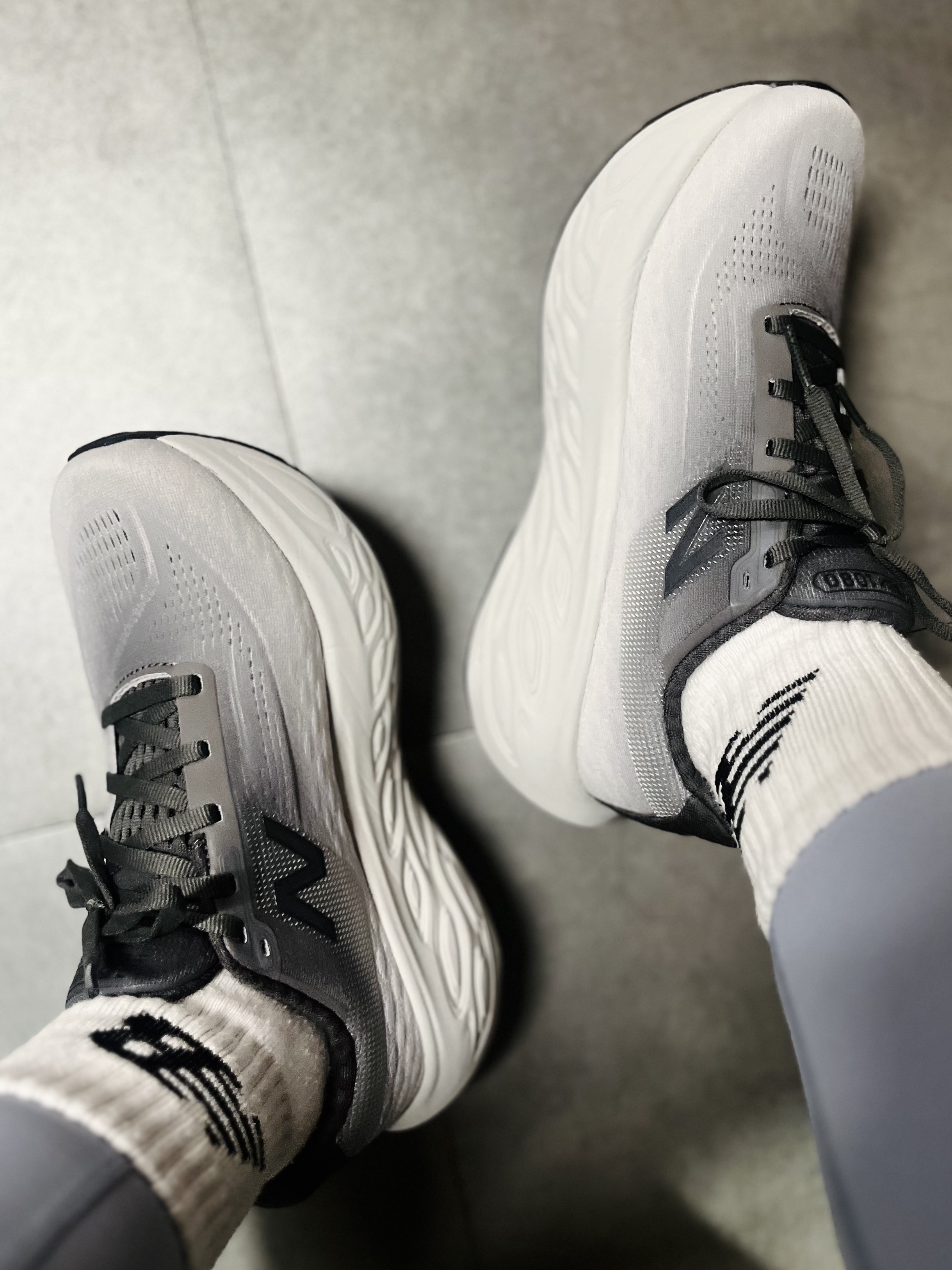 (W) New Balance Fresh Foam X 1080v14 Castlerock Grey Matter - 2E Extra Wide, (W) New Balance Fresh Foam X 1080v14 Castlerock Grey Matter - D Wide 착용 스타일