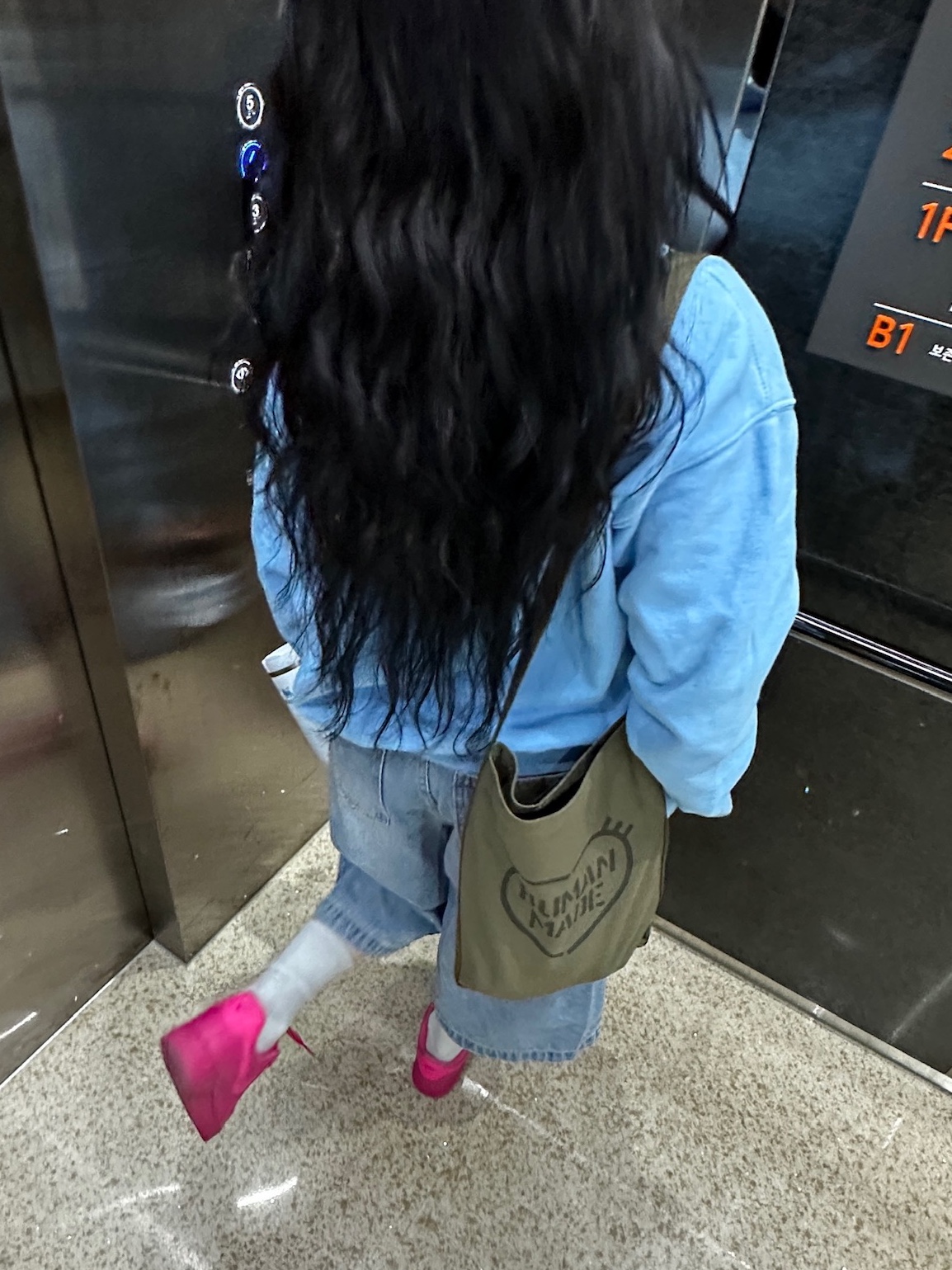 IAB Studio Hoodie Sky Blue Lemon, Human Made Military Mini Shoulder Bag Olive Drab 착용 스타일 - 3