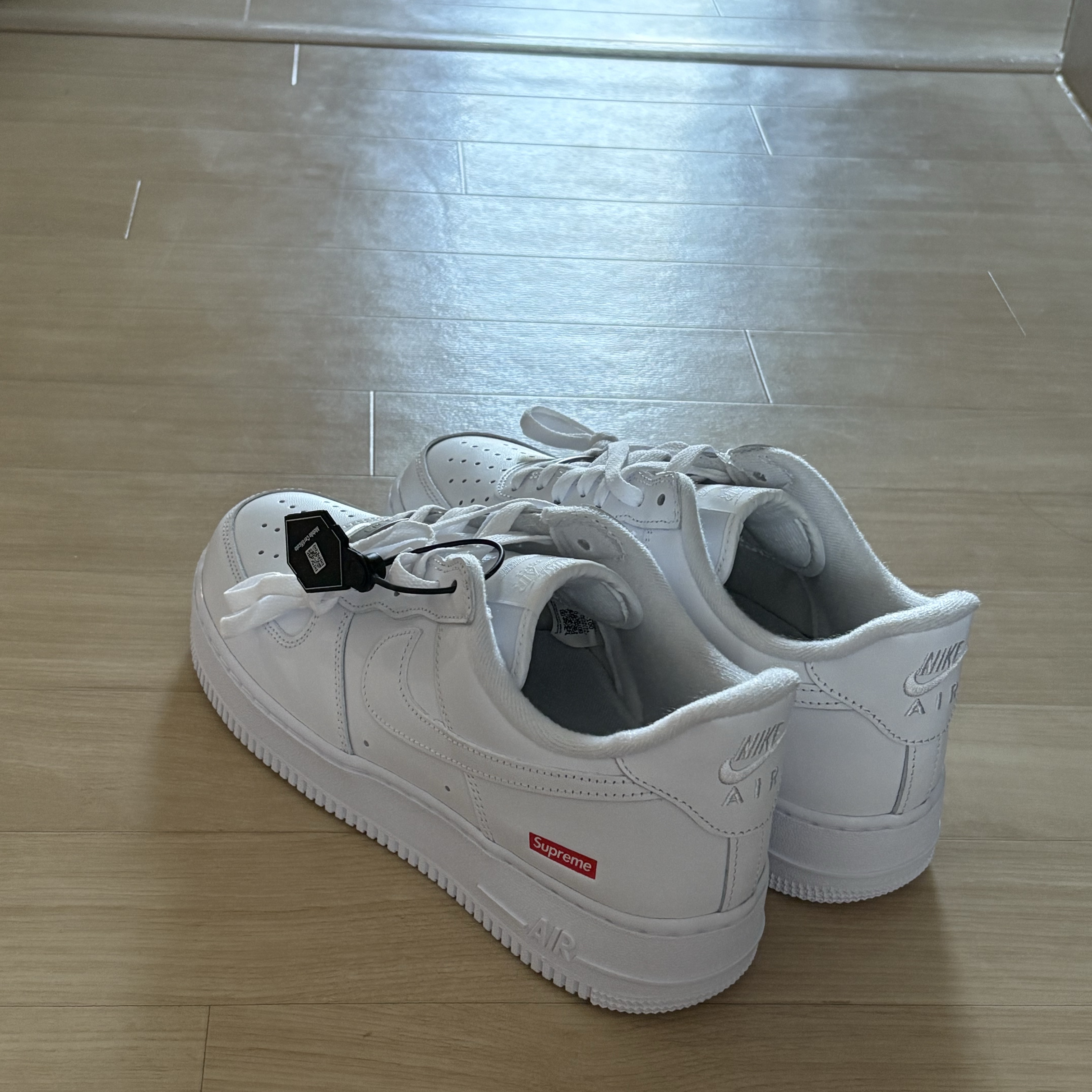Nike x Supreme Air Force 1 Low White 착용 스타일 - 1