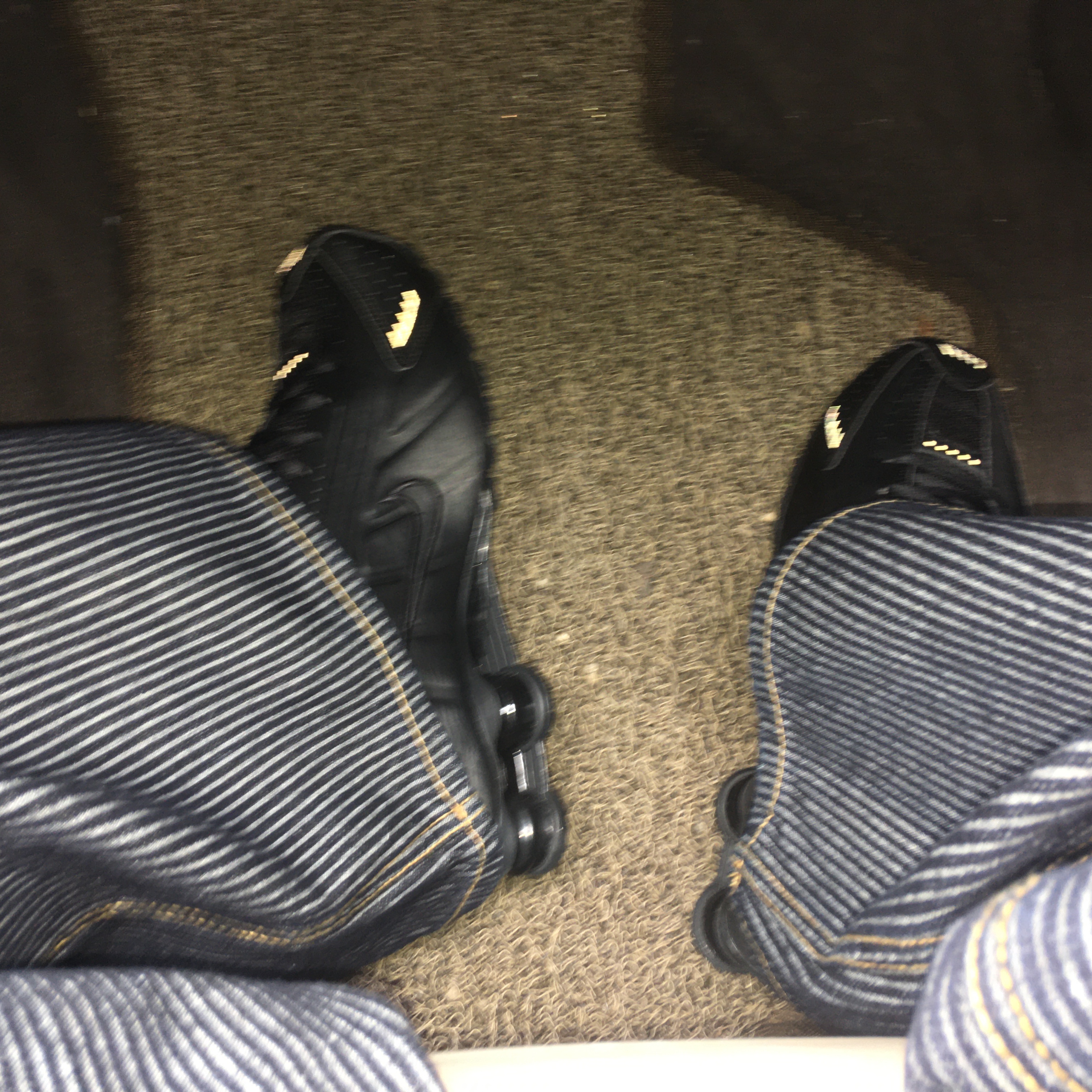 (W) Nike Shox R4 Black 착용 스타일 - 1