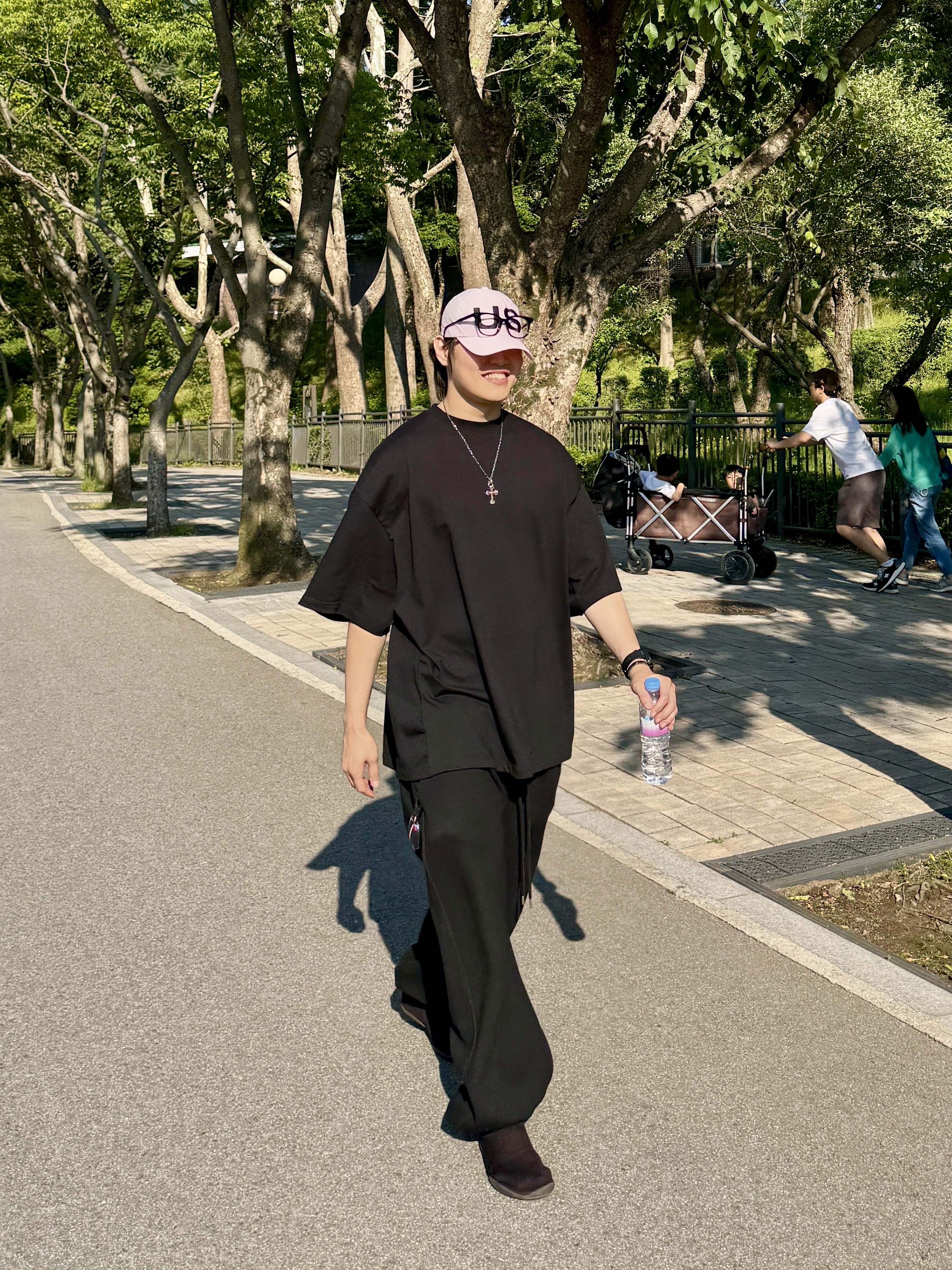 Undermycar Mu.03 Anti Fxxking Logo Play Oversized Sweat Jogger Black, Yeezy YZY Pods Black 착용 스타일 - 2