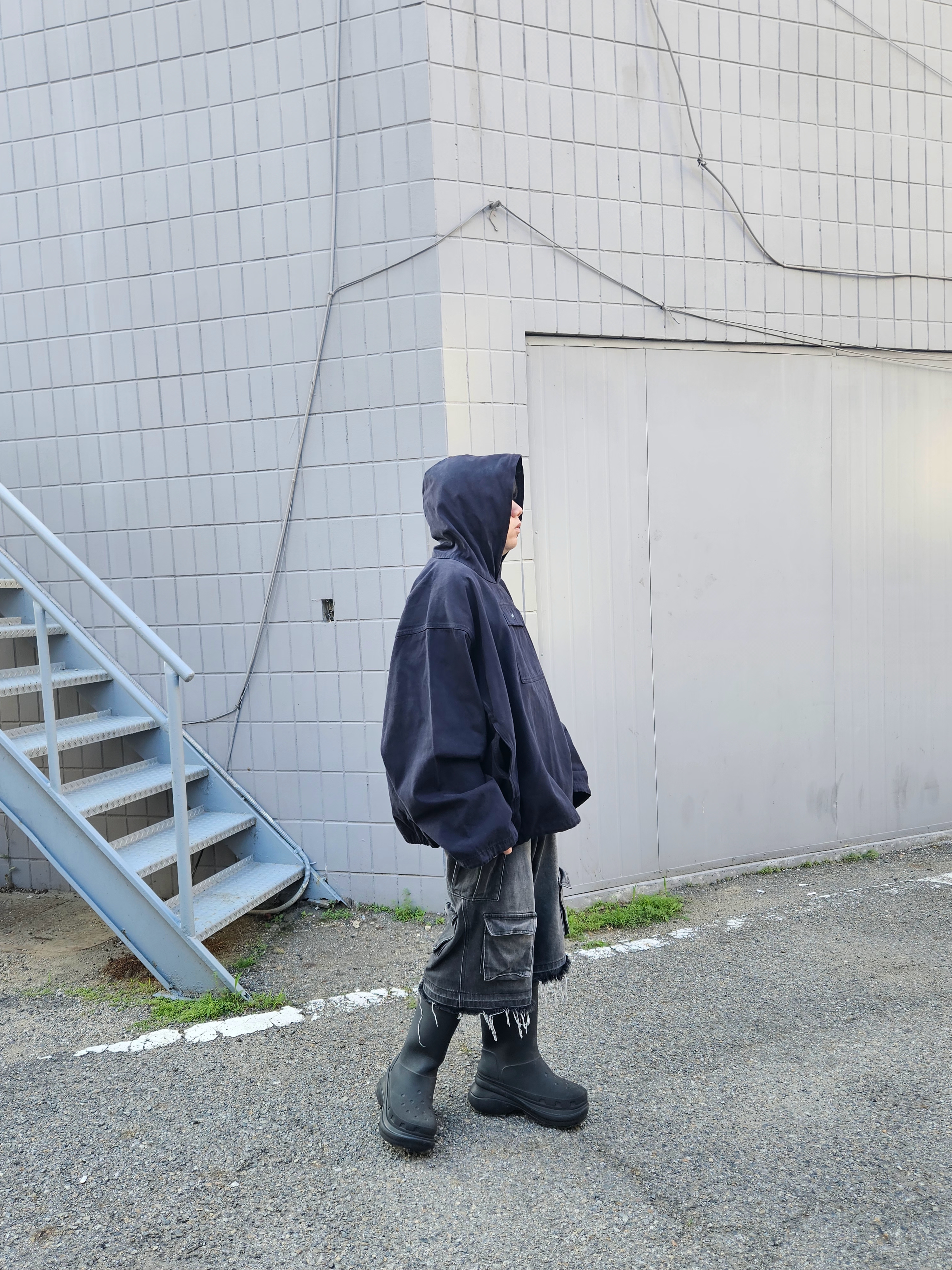 Yeezy Gap Engineered By Balenciaga Sateen Anorak Black 착용 스타일