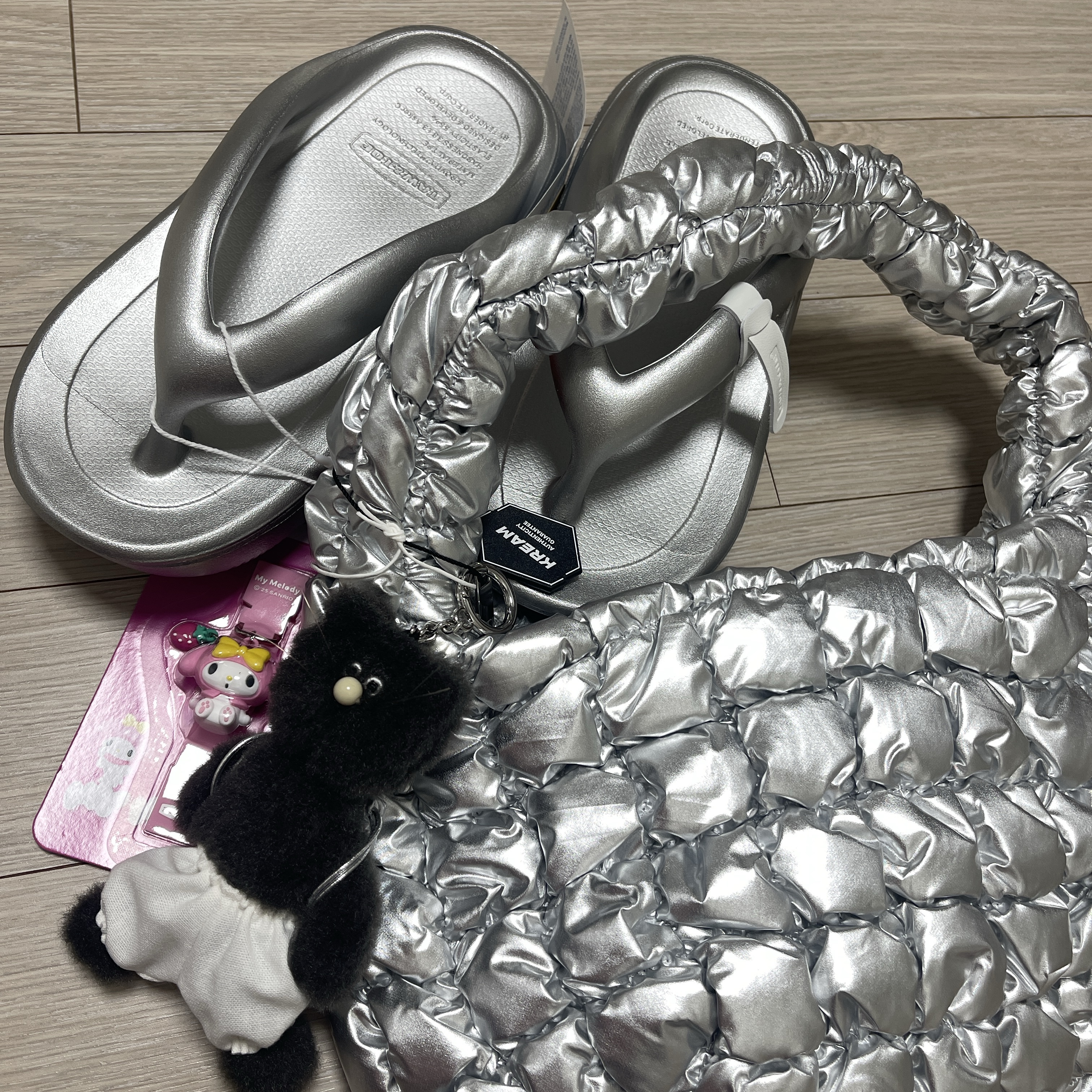 COS Quilted Mini Bag Silver, (W) Taw&Toe x Sanrio Flip Flop Zerovity Plumpy My Melody Charm Tag Set Silver 착용 스타일 - 1