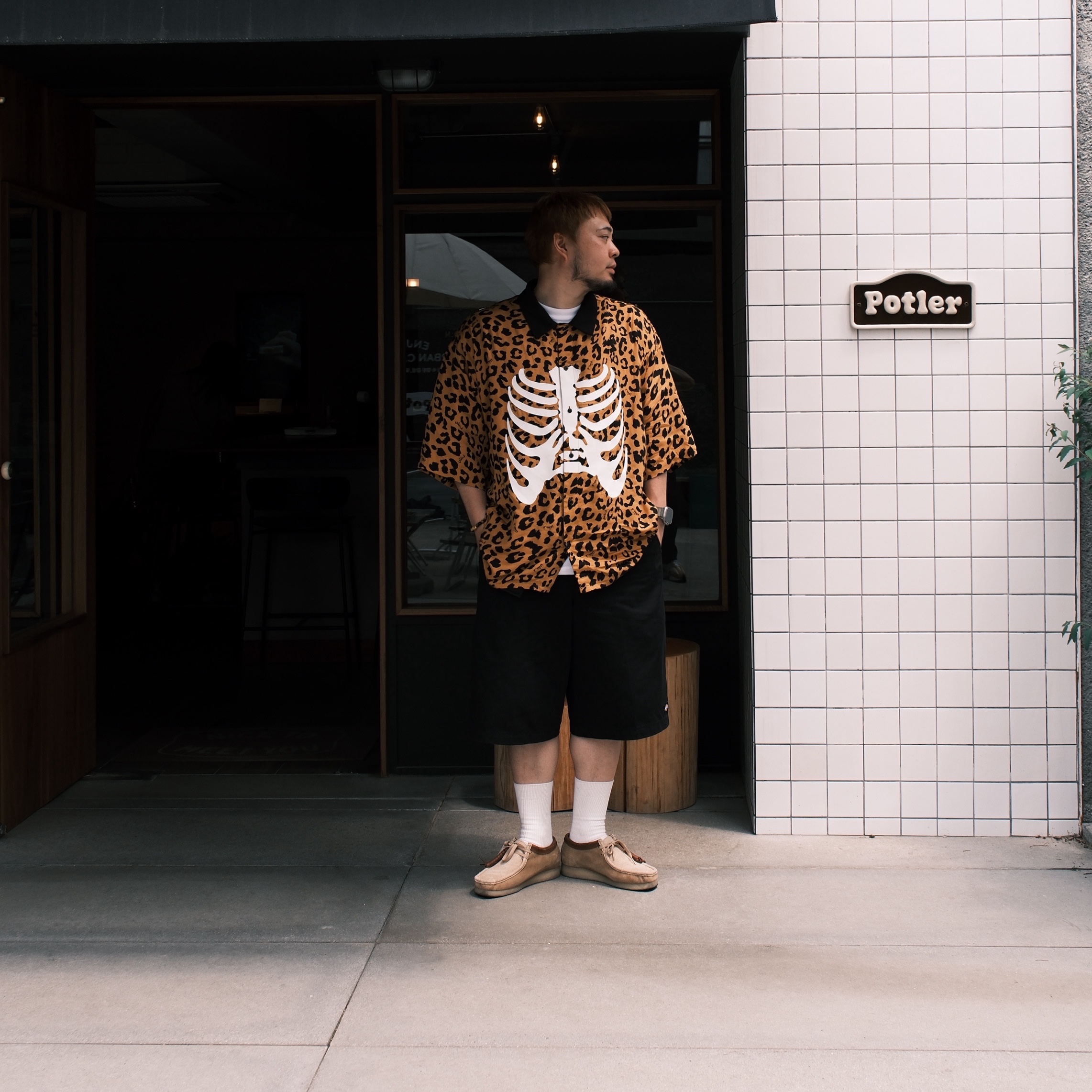 Vans x Mark SBTG Skelleton Short Sleeve Shirt Brown, Dickies Loose Fit 13 Inch Flat Front Work Shorts Black 착용 스타일 - 2