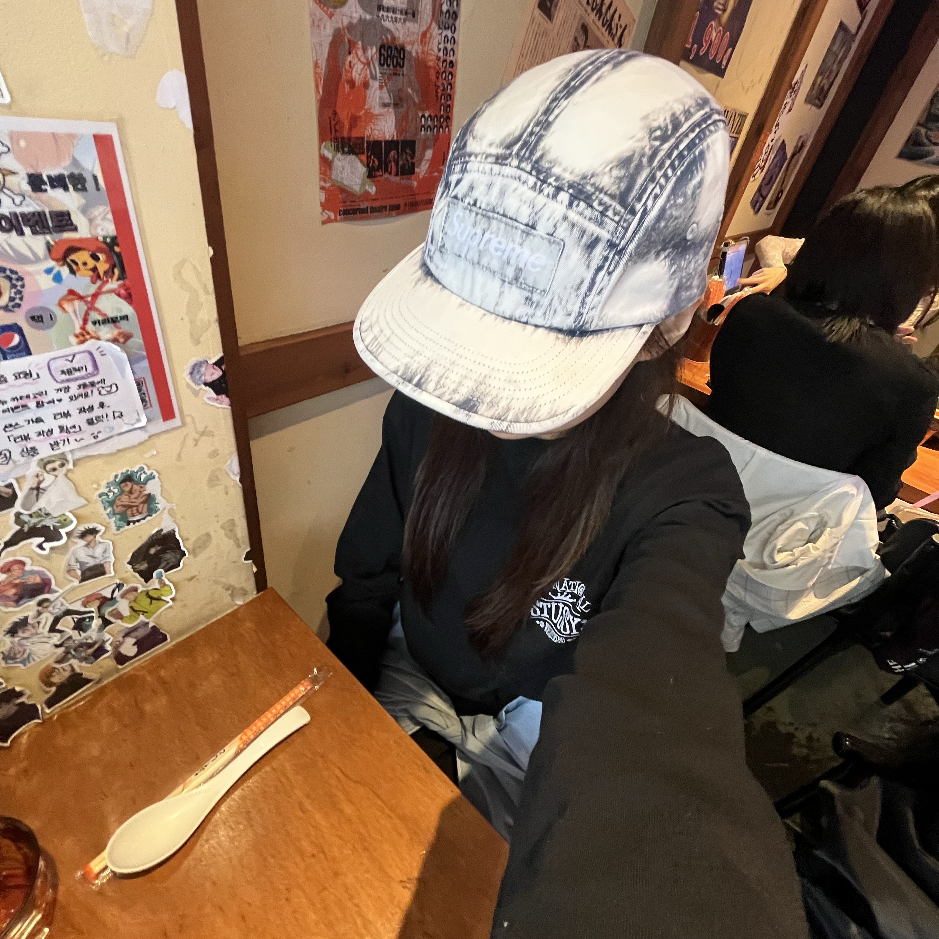 Supreme Bleached Chino Camp Cap Navy - 24SS, Stussy Worldwide Pigment Dyed LS T-Shirt Black 착용 스타일