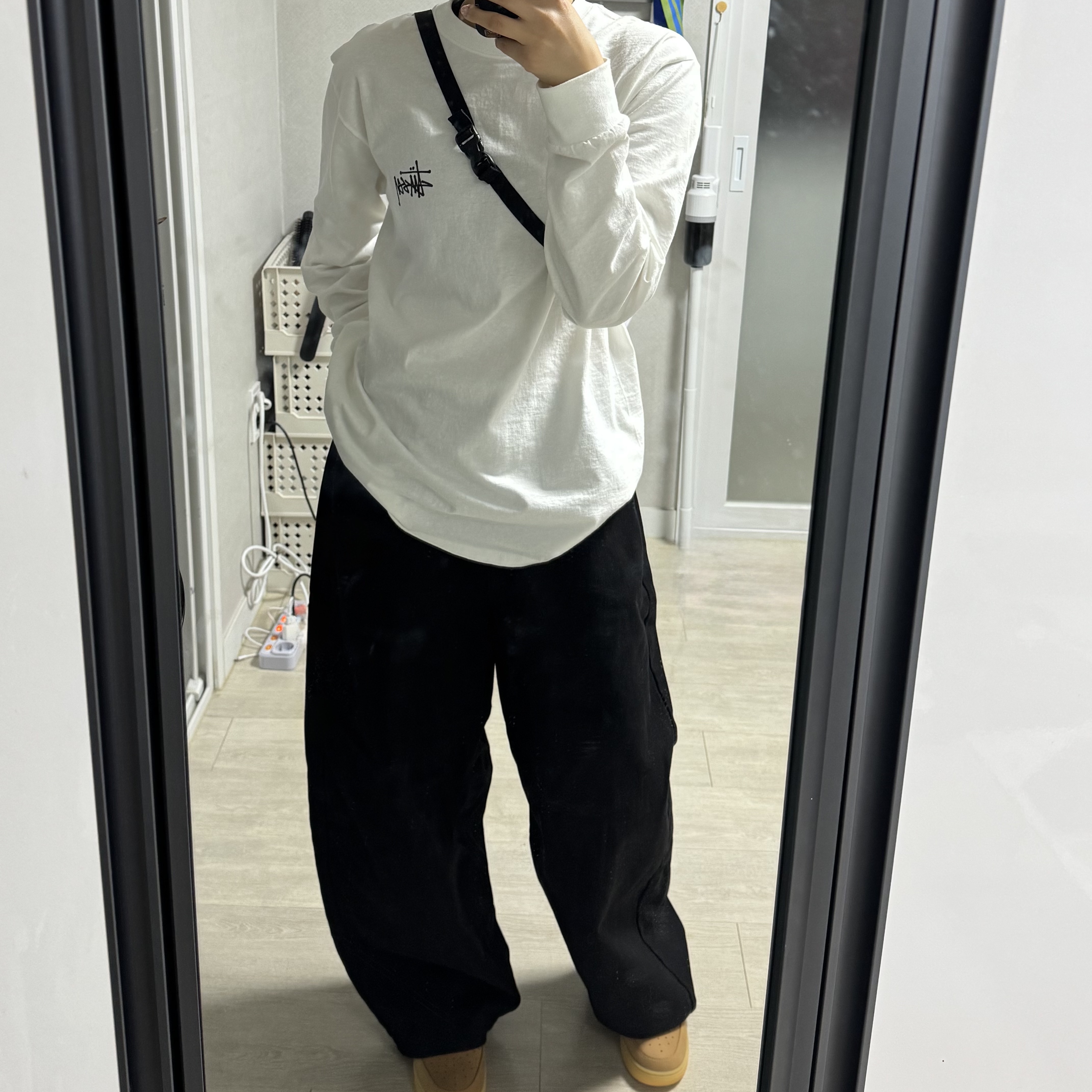 Stussy Basic Stussy LS T-Shirt White, Nike Air Force 1 '07 WB Flax 착용 스타일