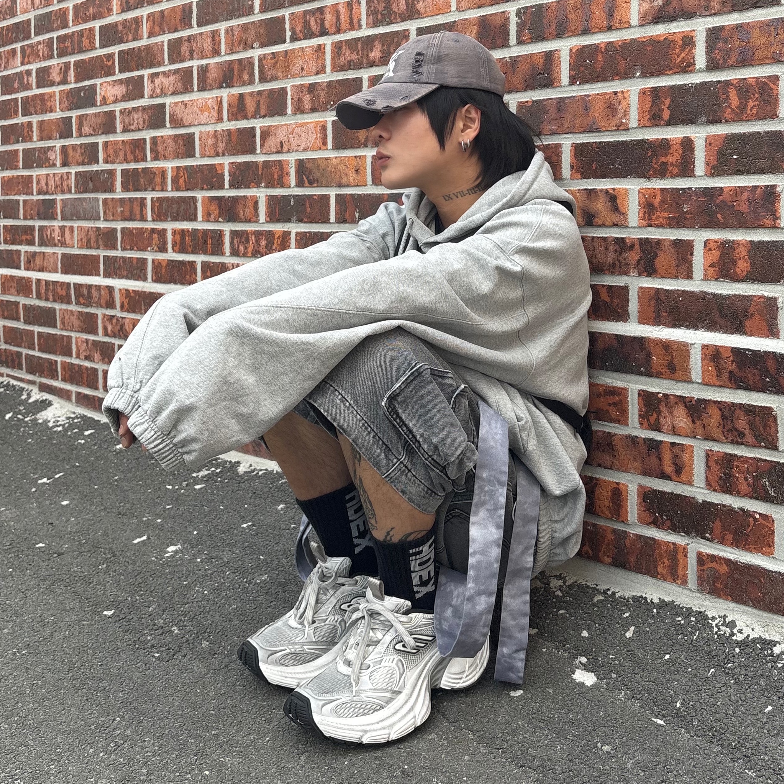 Balenciaga 10XL Sneakers White Grey Silver Black 착용 스타일 - 1