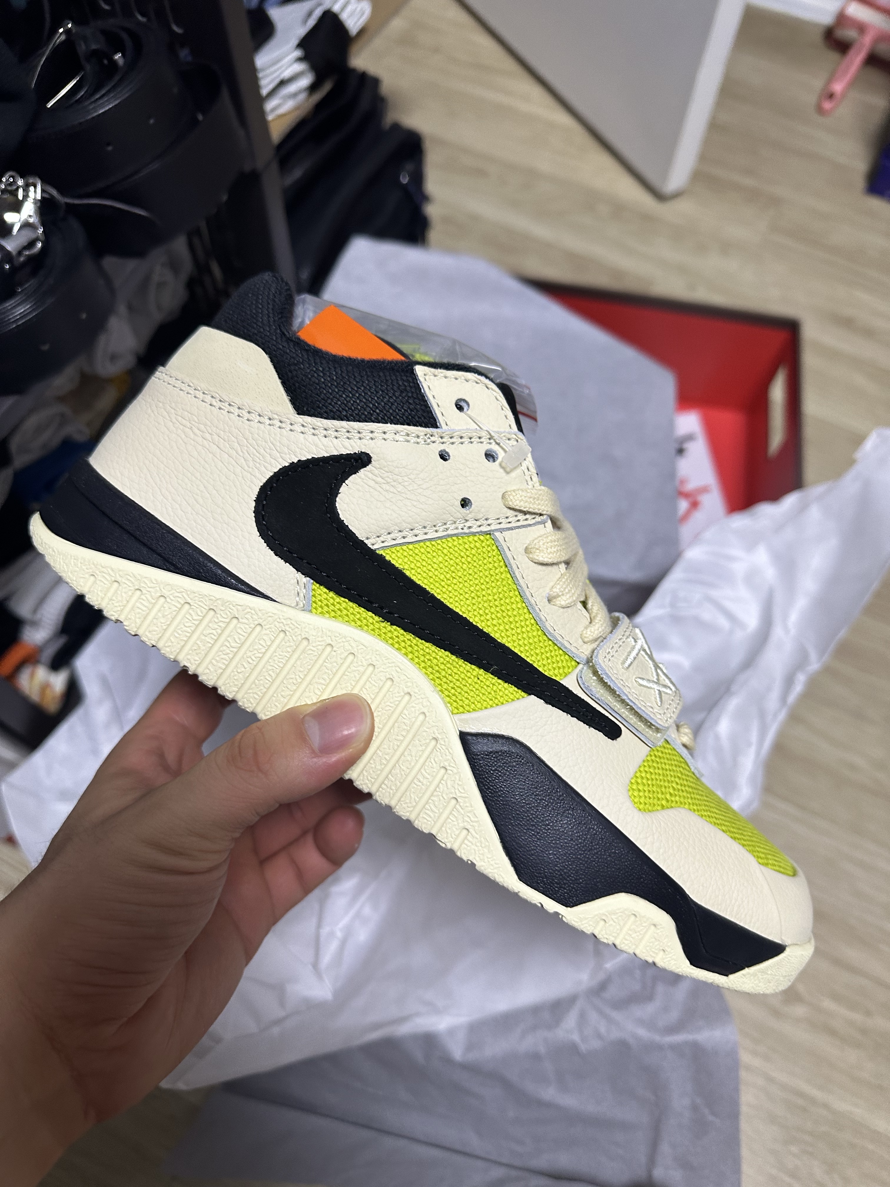 Jordan x Travis Scott Jumpman Jack TR Bright Cactus 착용 스타일