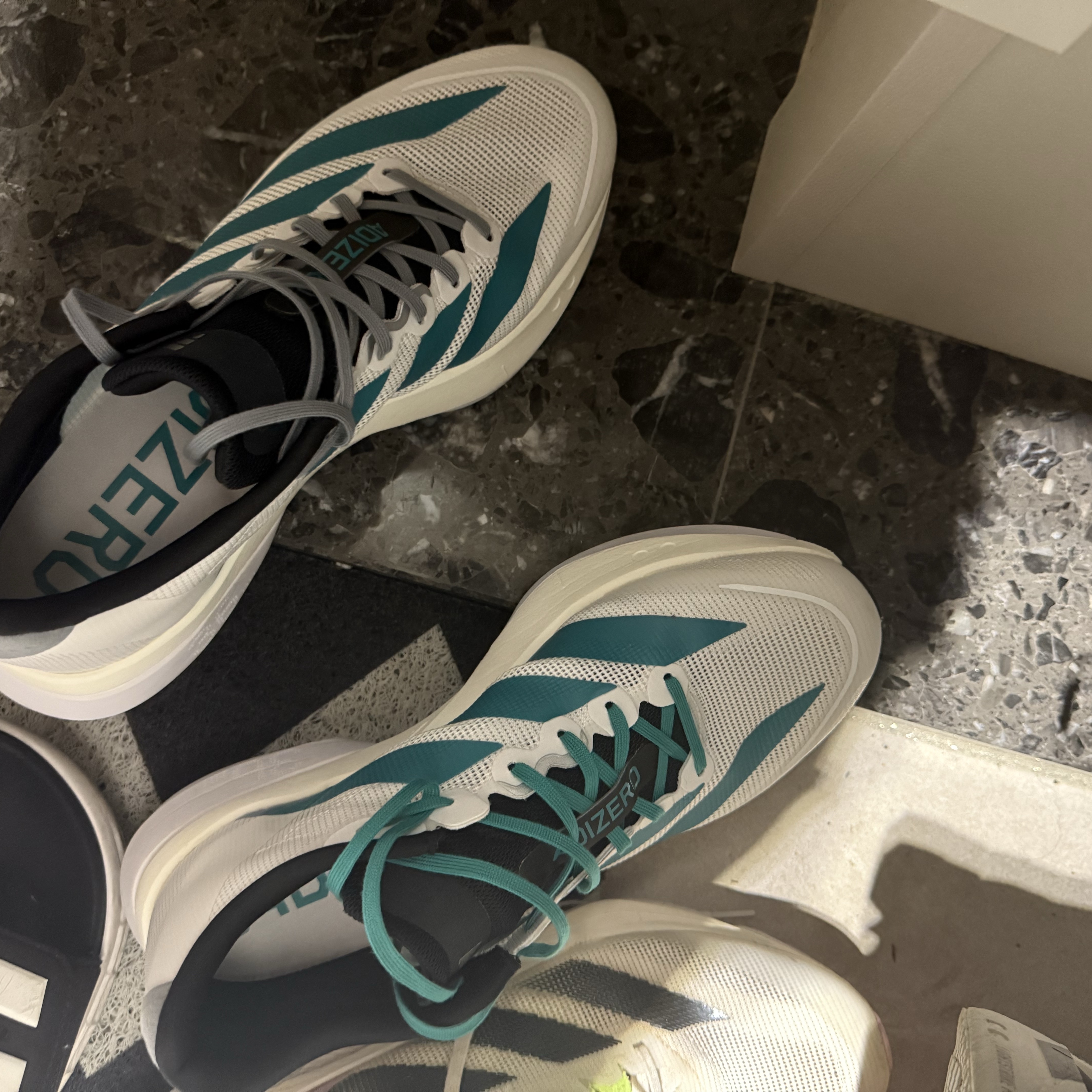 Adidas Adizero Boston 13 Cloud White Pure Teal 착용 스타일
