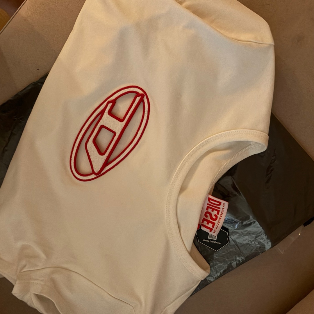 (W) Diesel T-Angie Peekaboo Logo T-Shirt White Red 착용 스타일