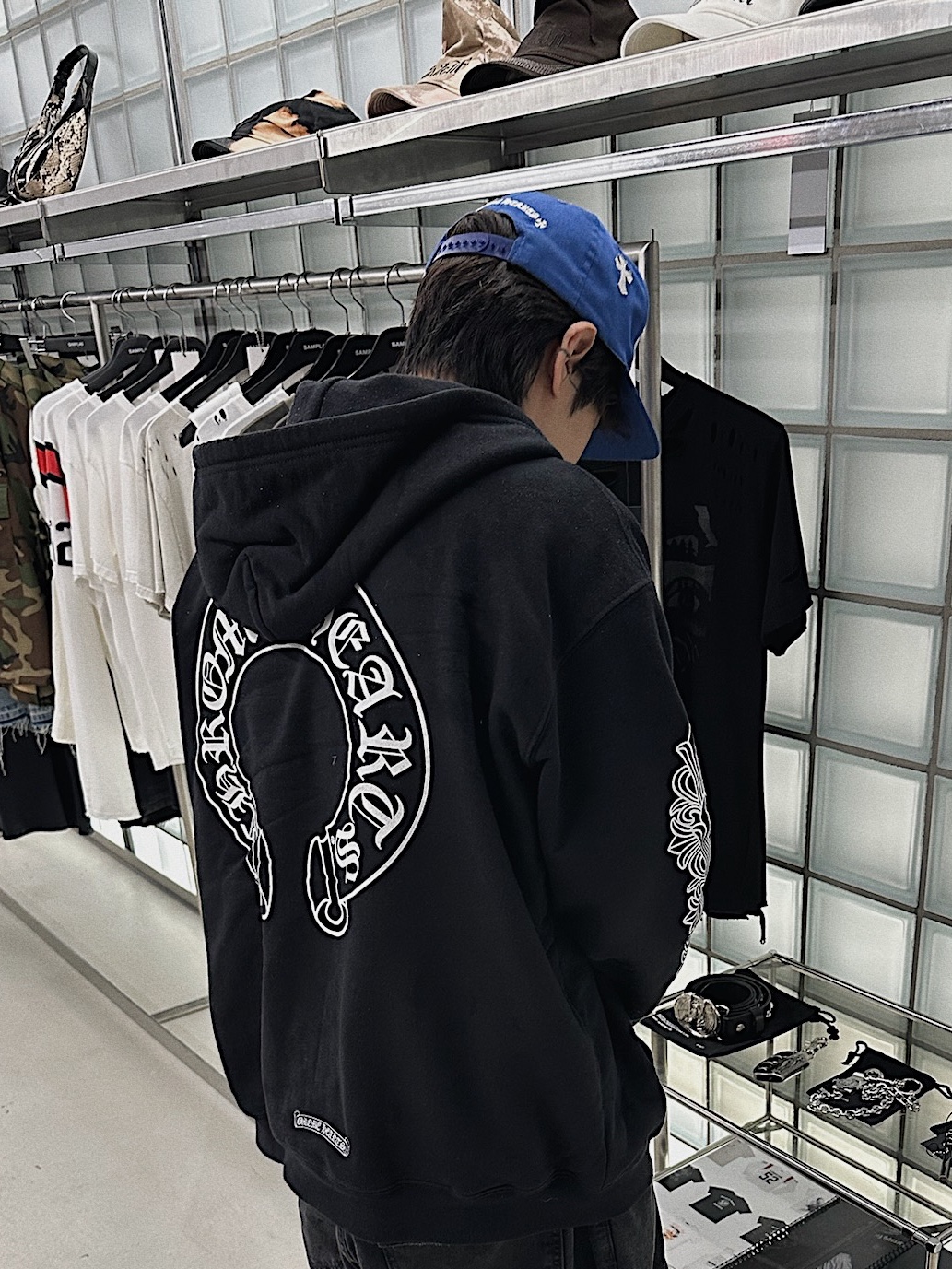 Chrome Hearts Horseshoe Floral Fleece Zip-Up Hoodie Black, Chrome Hearts Horseshoe Floral Heavyweight Zip-Up Hoodie Black 착용 스타일 - 2