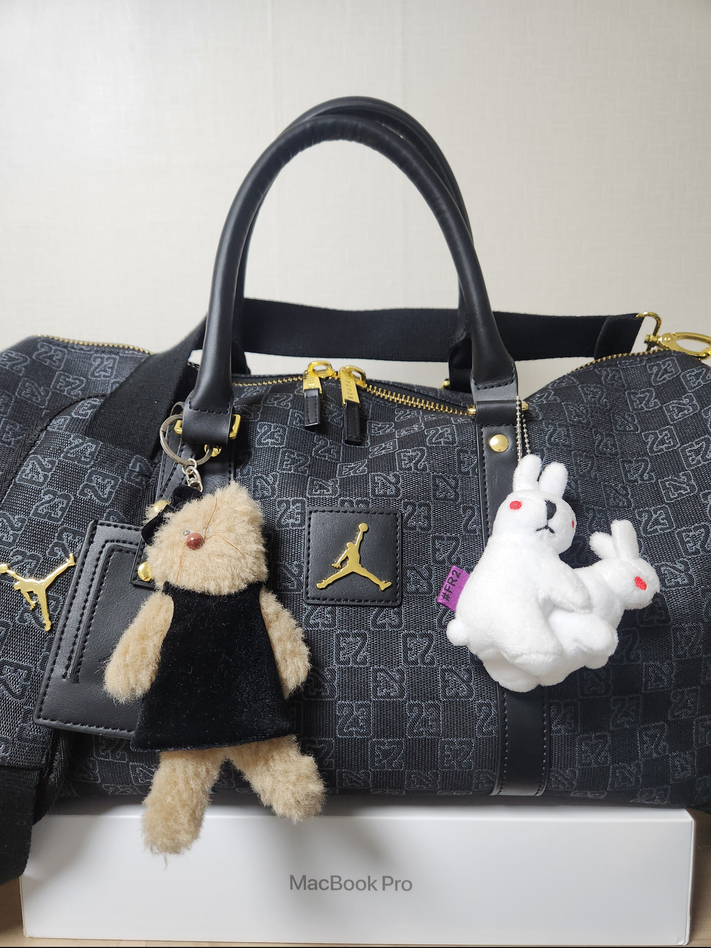 Jordan Monogram Duffle Bag Black (MA0759-023), STU x Monamhee CoCo 착용 스타일