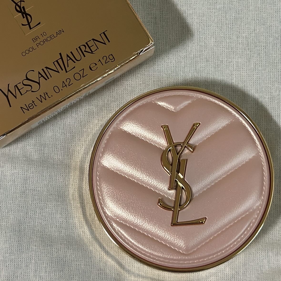 Yves Saint Laurent Touche Eclat Glow Cusion B10 Porcelain 착용 스타일