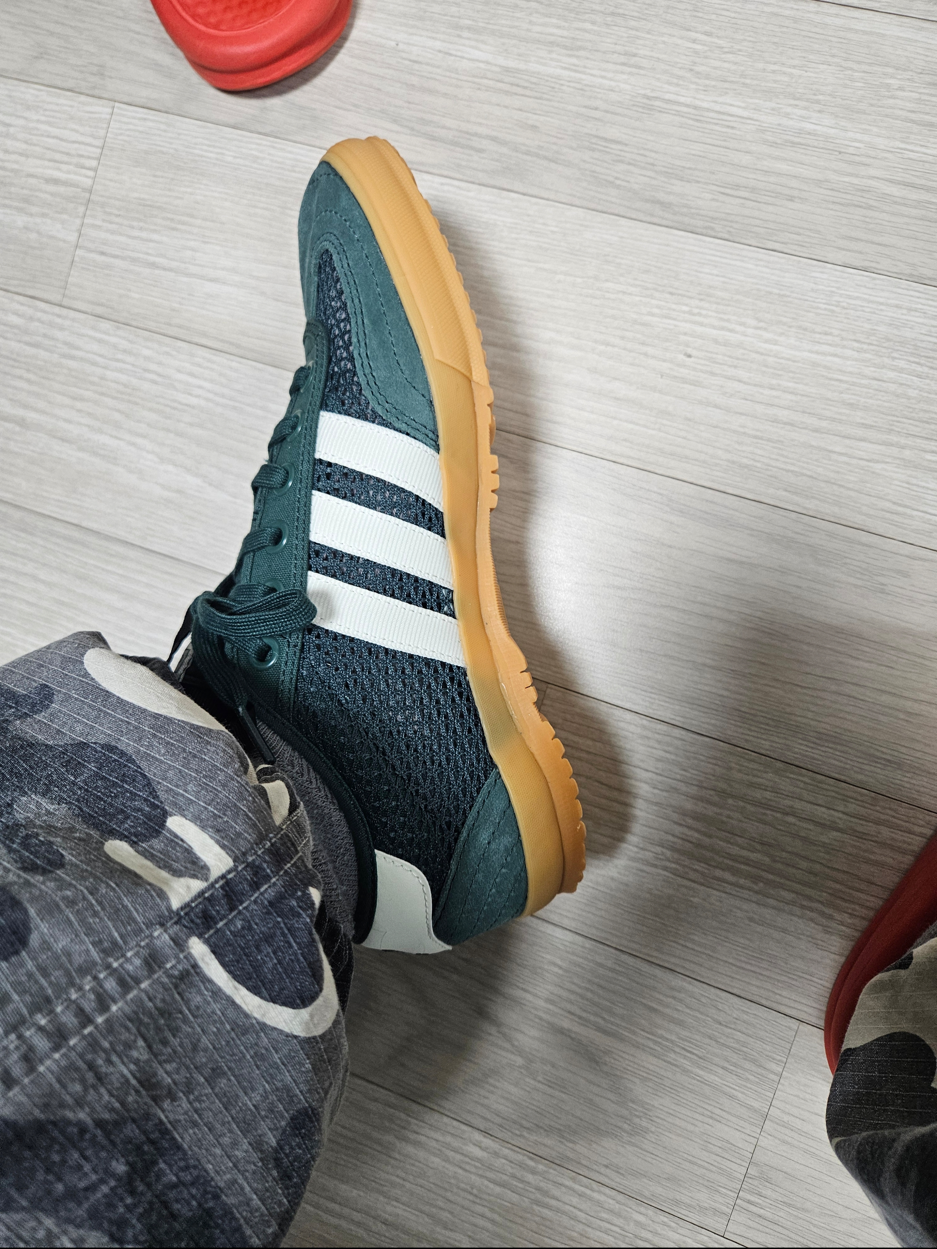 (W) Adidas Tischtennis Mineral Green Off White, Adidas Samba Vegan Black White 착용 스타일 - 4