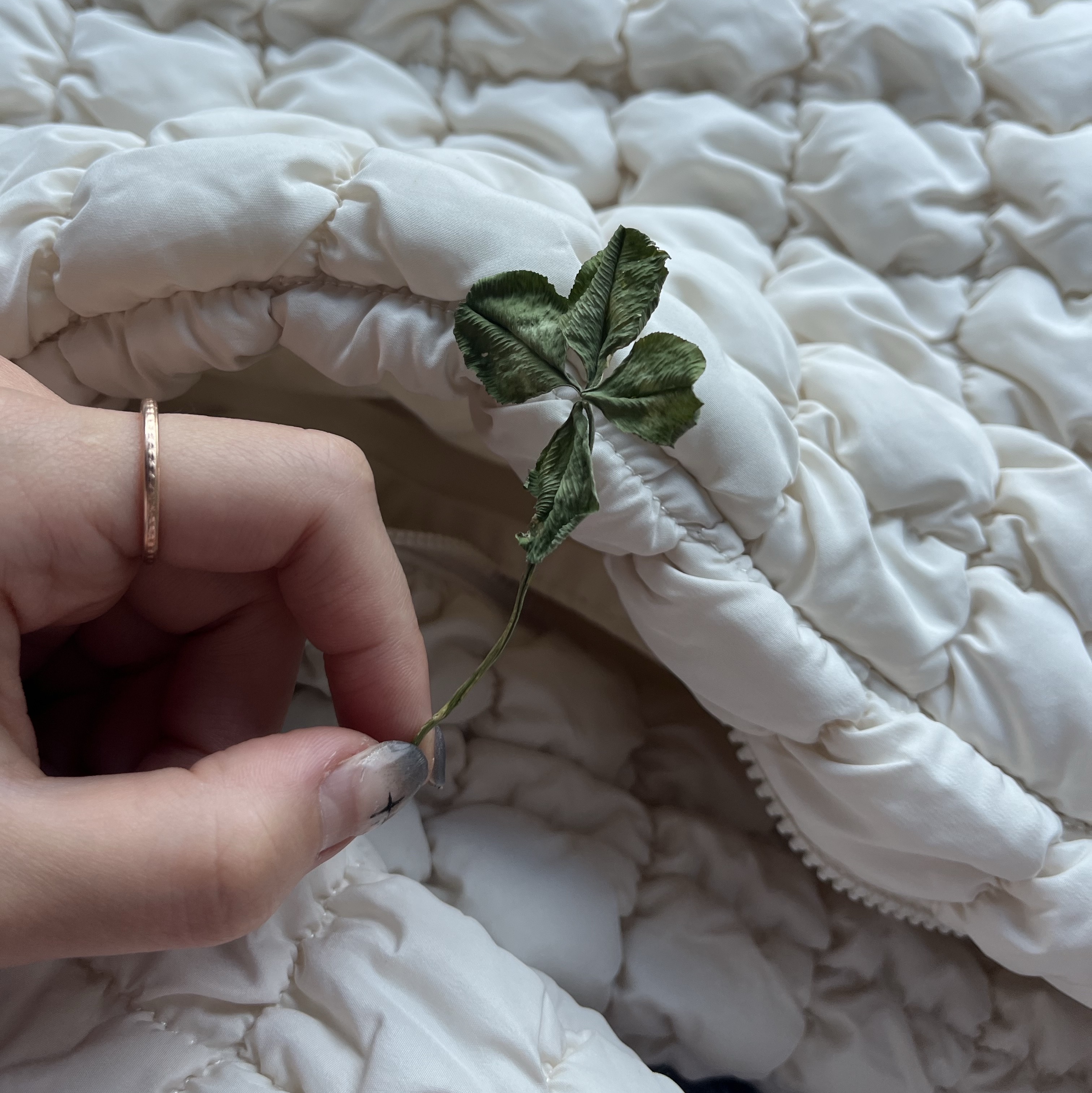 (W) Jordan 1 Retro High OG Atmosphere, COS Quilted Oversized Shoulder Bag Off White Light Beige 착용 스타일 - 5