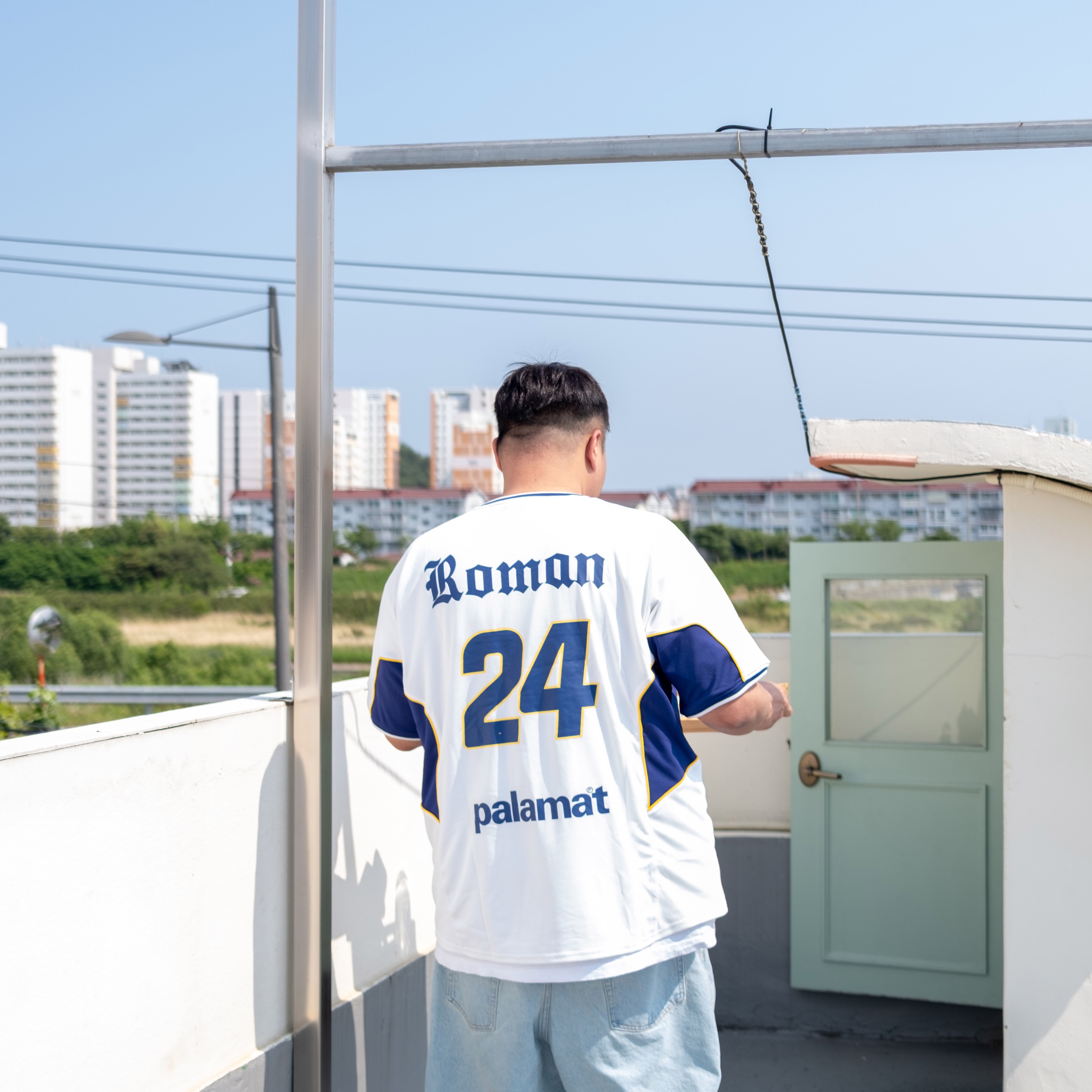 Palace Palamat Jersey White Navy - 24FW, Supreme Baggy Denim Shorts Light Washed Indigo - 25SS 착용 스타일 - 4