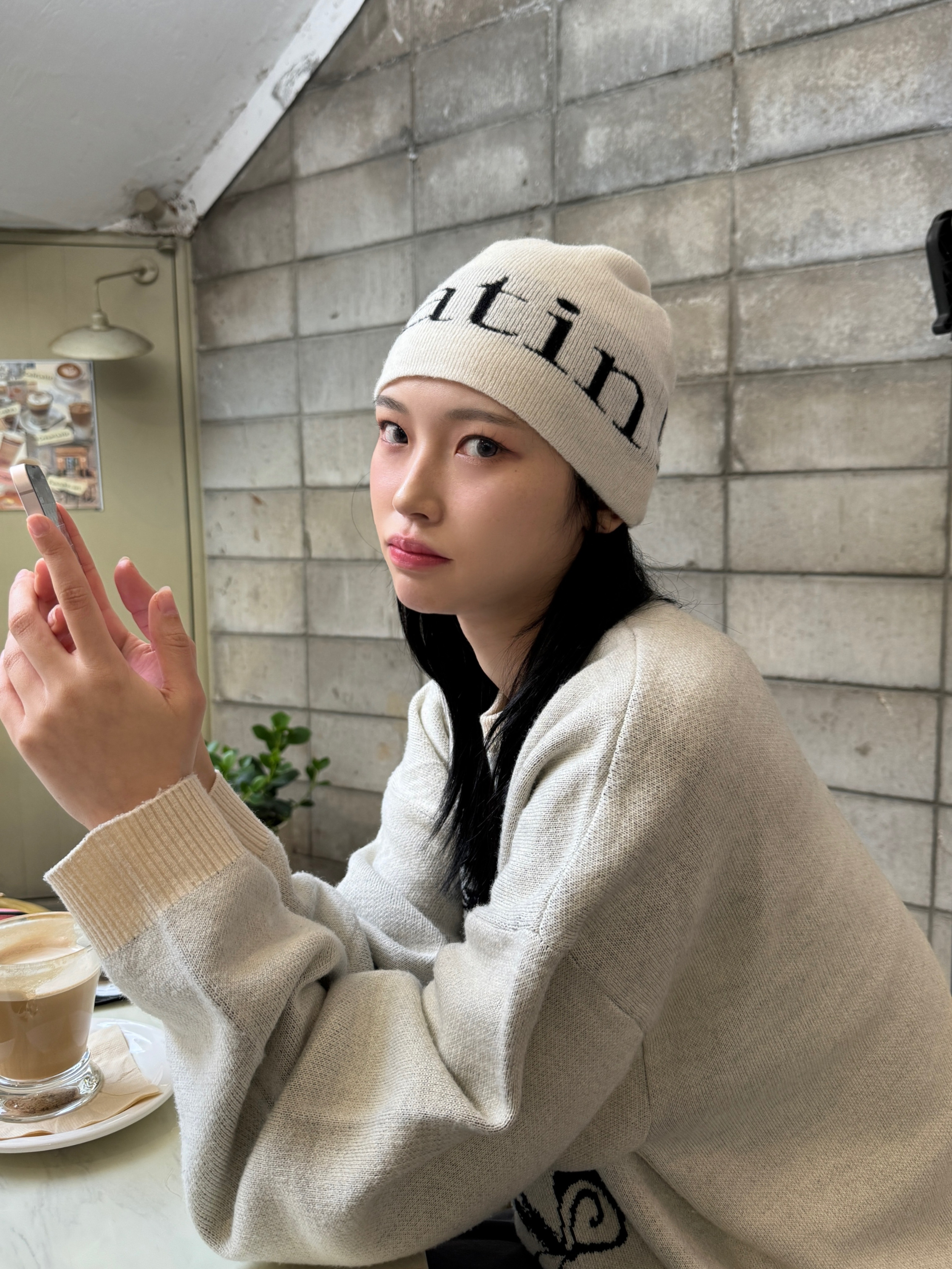 Matin Kim Logo Jacquard Short Beanie White 착용 스타일 - 1