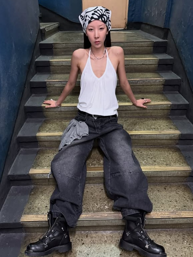 AA Curved Line Washing Wide Denim Pants Black 착용 스타일