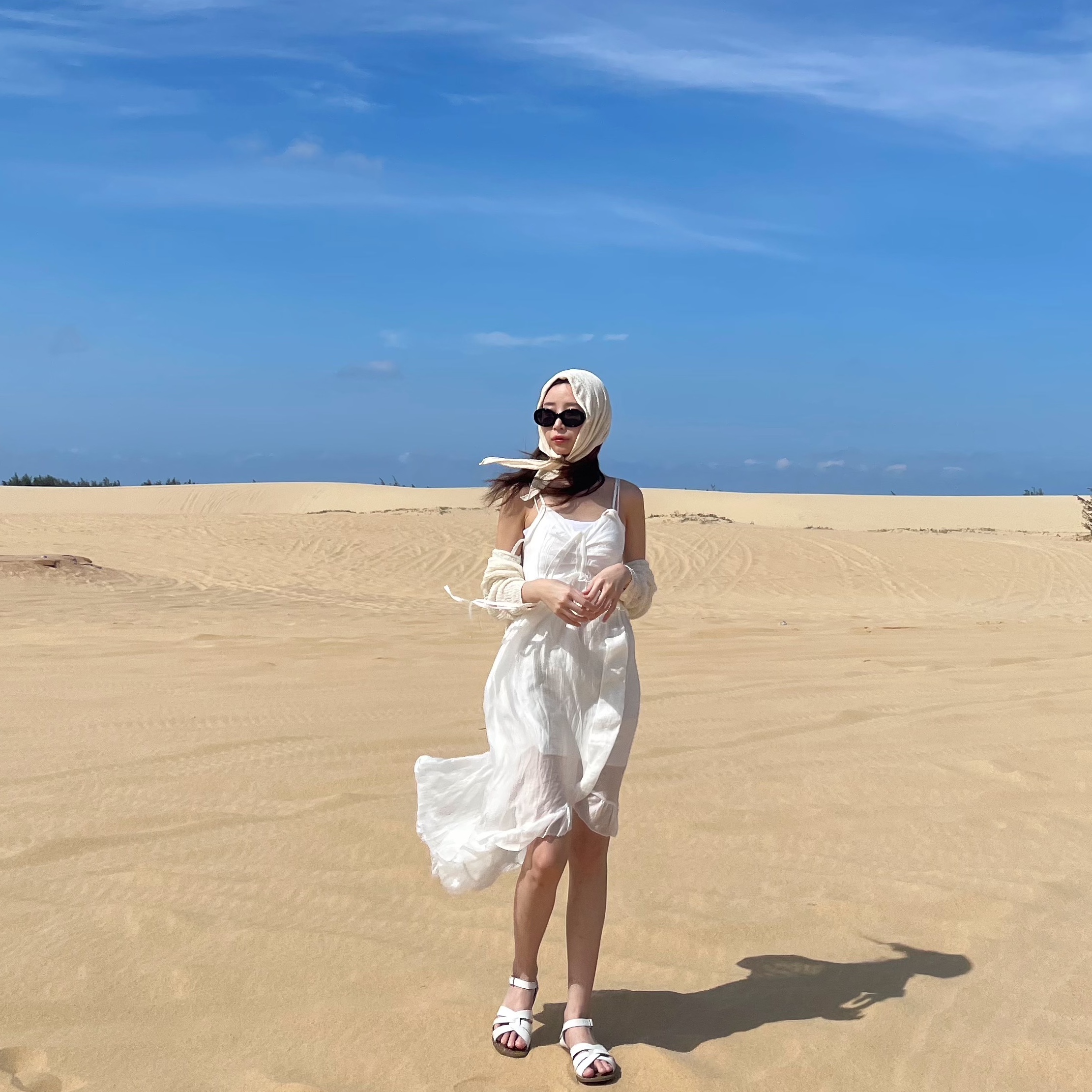 (W) Celine Triomphe 01 Sunglasses in Acetate Black, (W) Saltwater Sandal Original Sandal White 착용 스타일 - 2