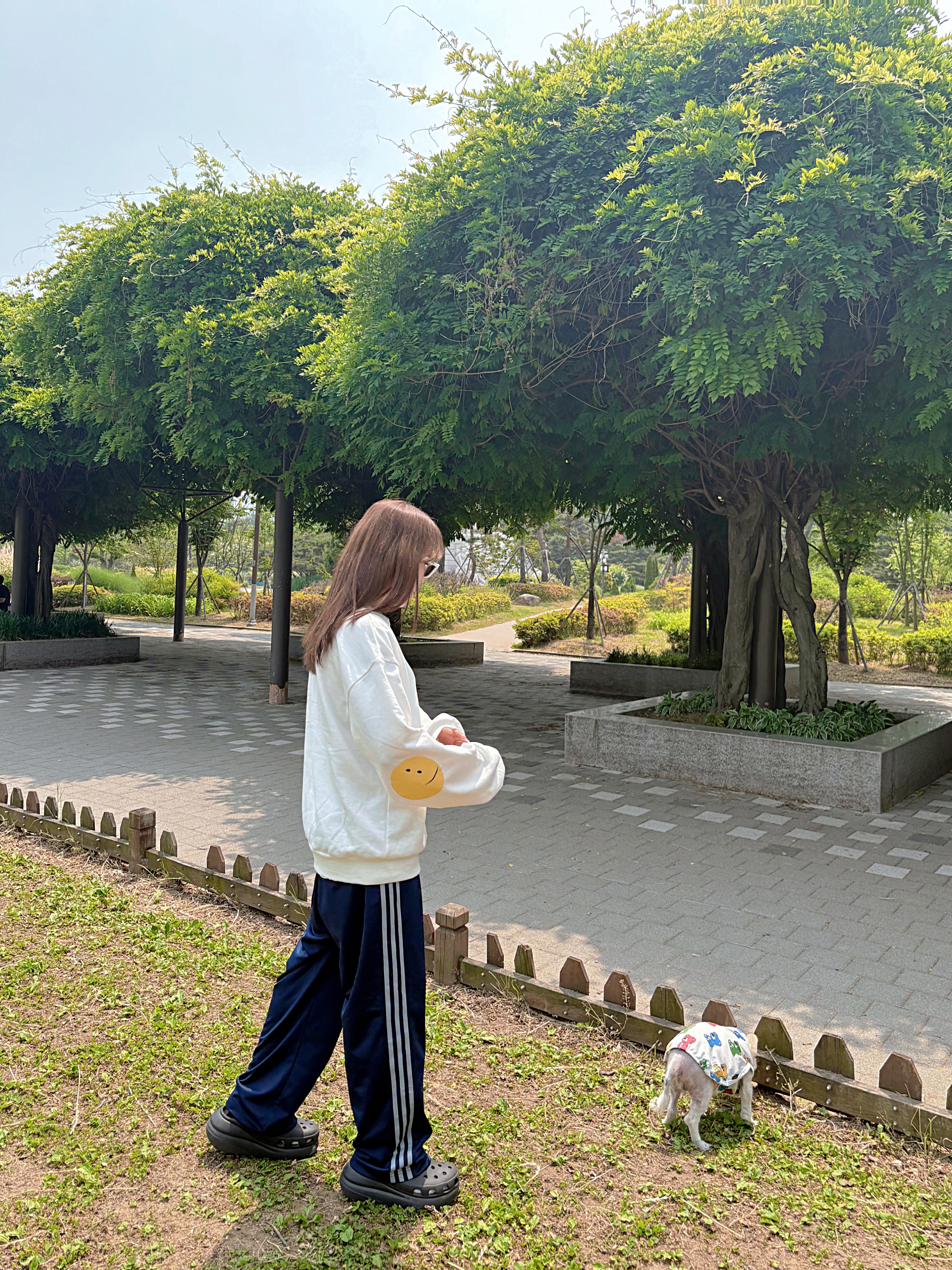 Kapital Eco Fleece Crewneck Sweatshirt Rainbowy Patch White 착용 스타일
