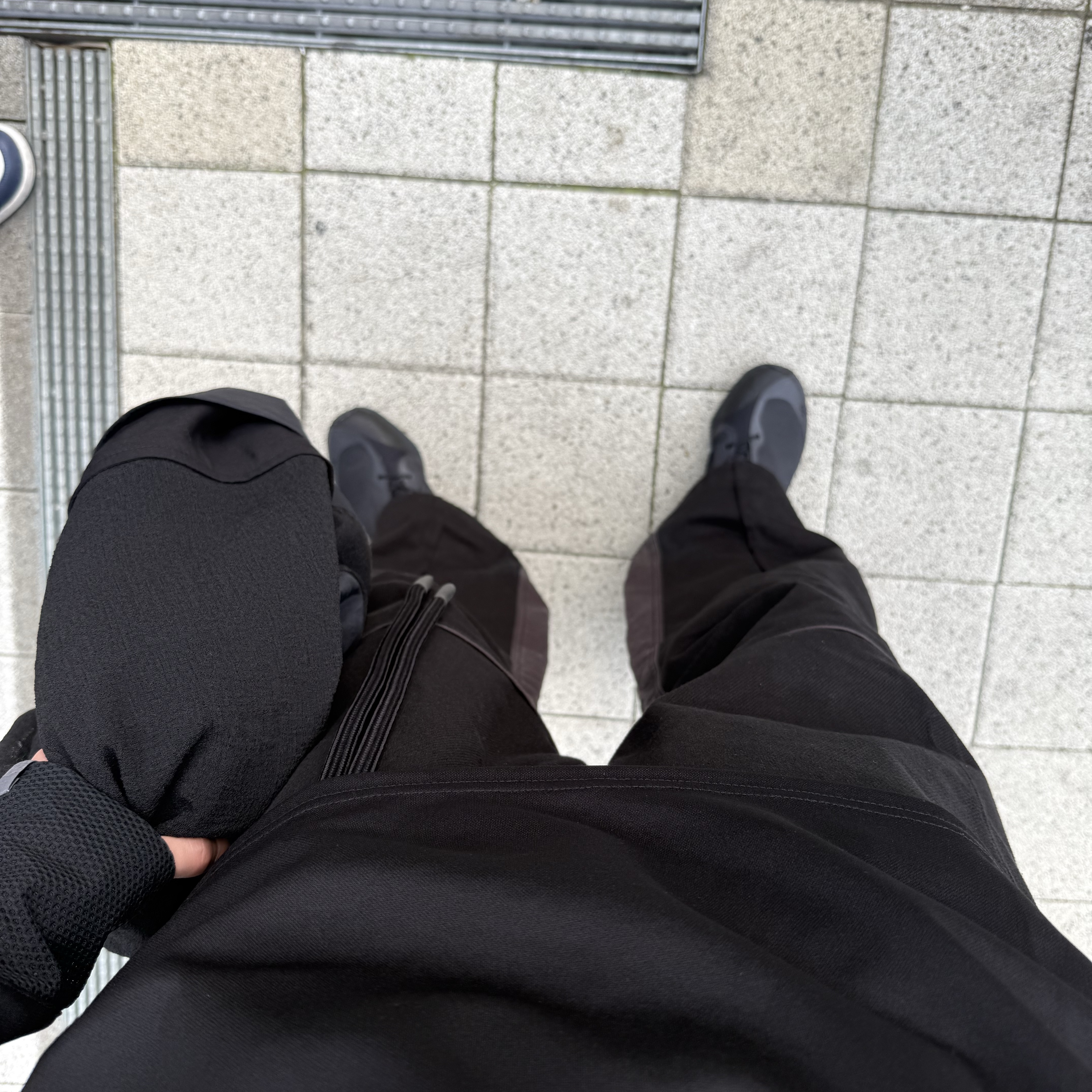 On Running x Post Archive Faction (Paf) Cloudventure Peak All Black, Xlim Ep.6 04 Trousers Black 착용 스타일