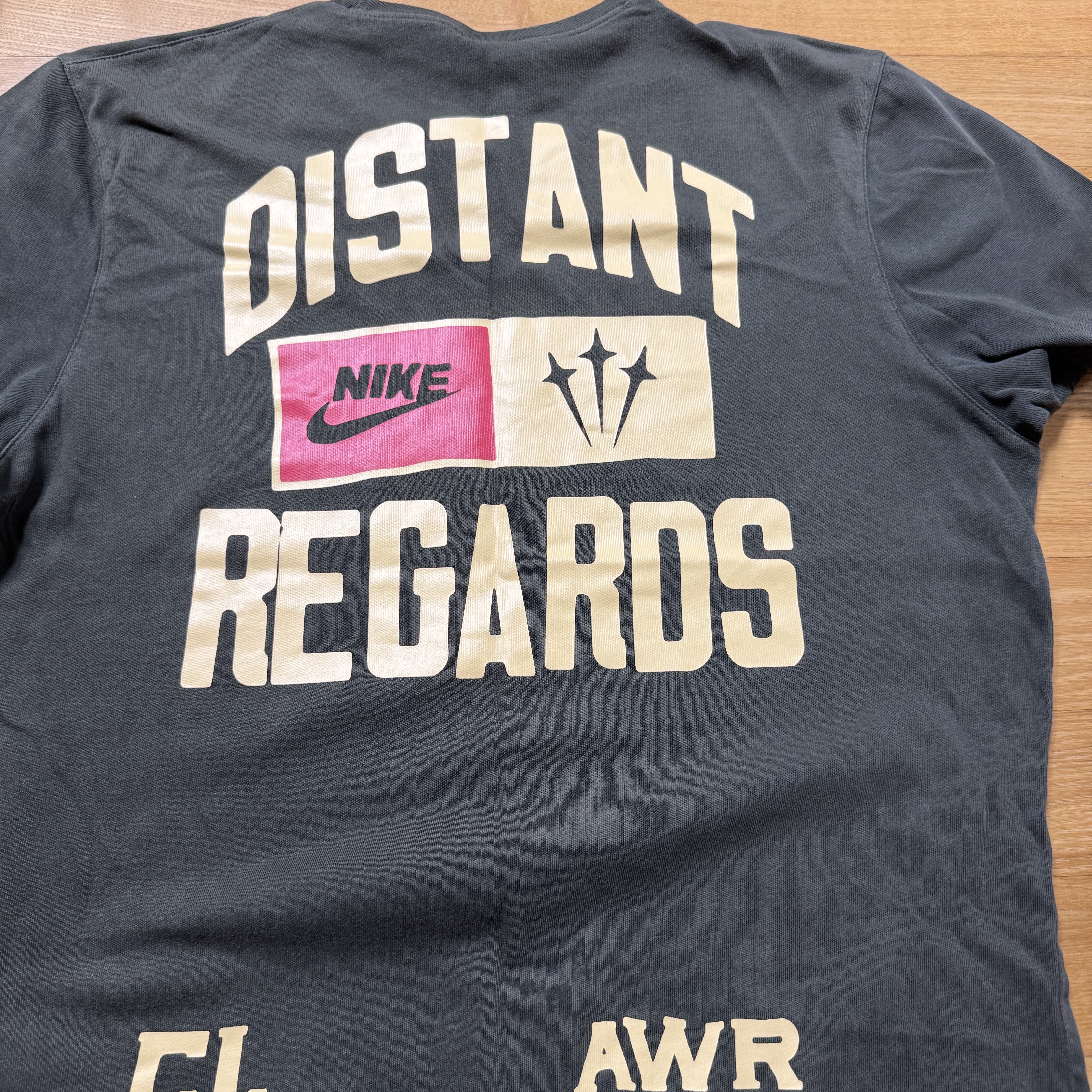 Nike x Drake Nocta x Cactus Plant Flea Market Souvenir Cactus T-Shirt Sequoia (DR2630-355) 착용 스타일