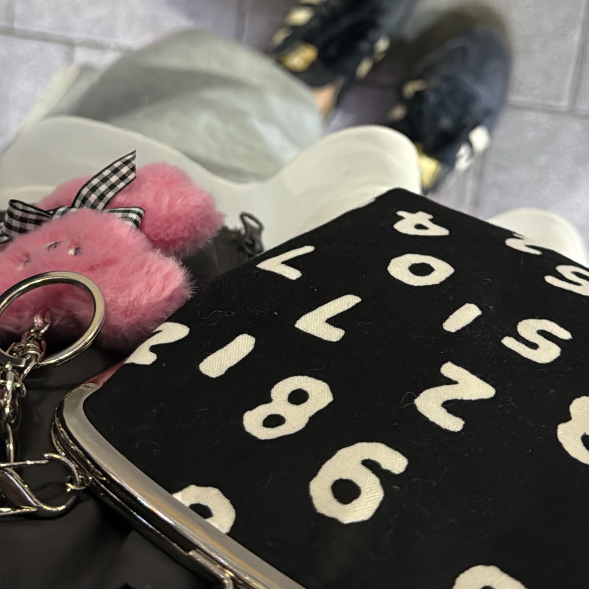 Sou Sou Canvas Soft Gamaguchi Bag Large Black (Without Strap) 착용 스타일