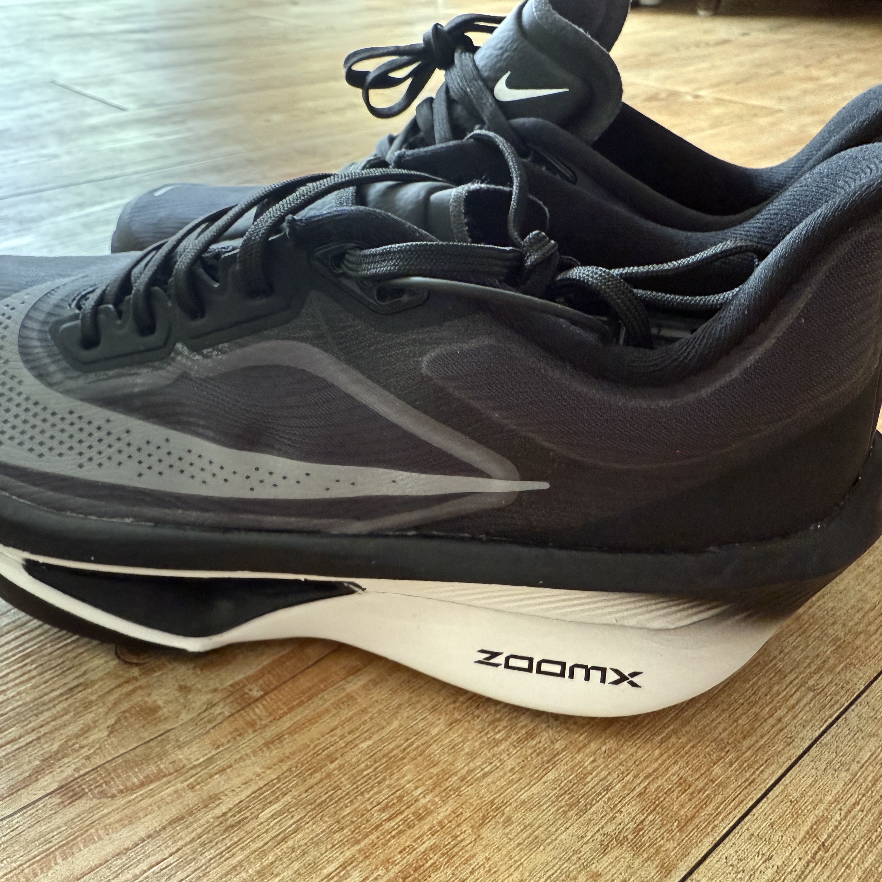 Nike Zoom Fly 6 Black Light Smoke Grey 착용 스타일 - 1