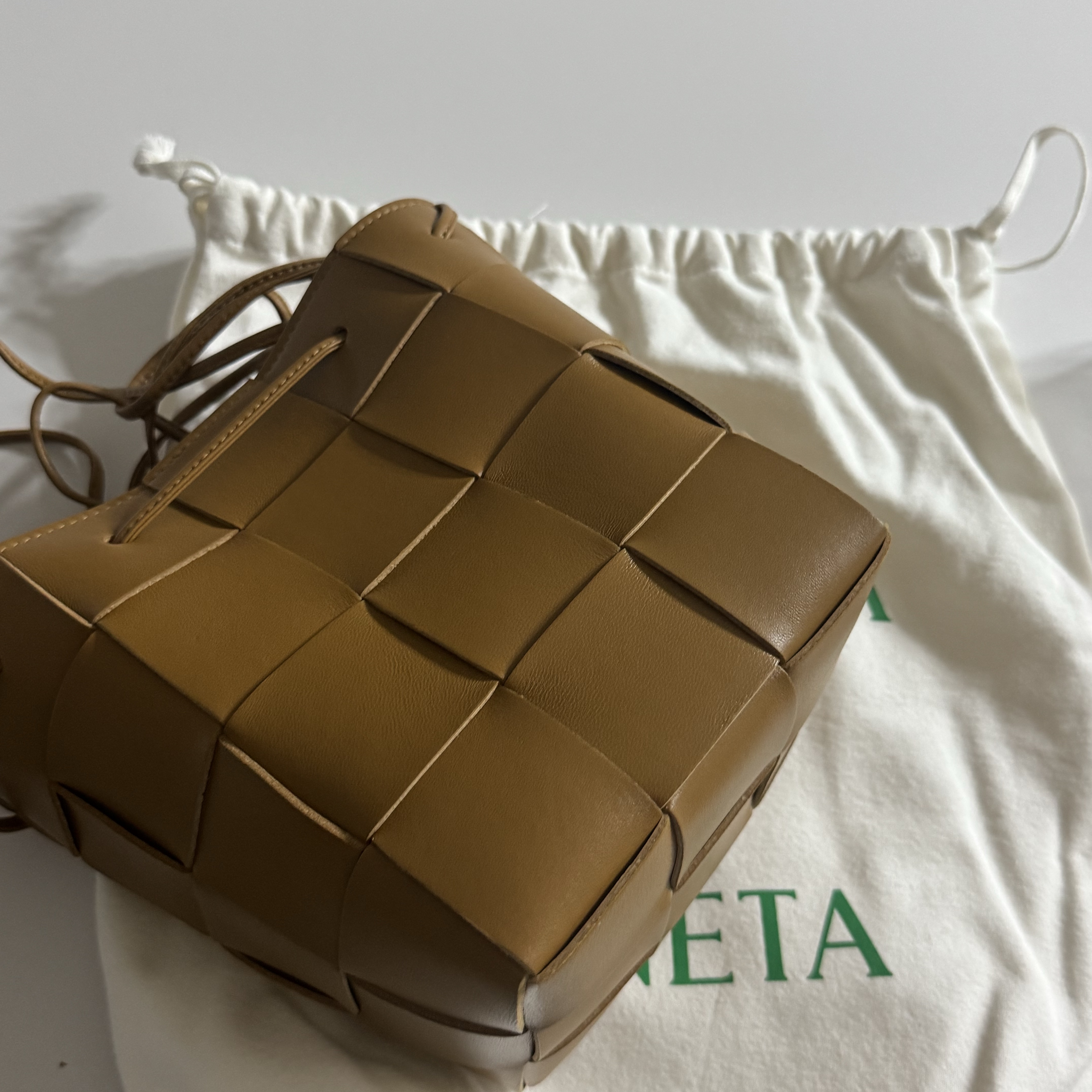 Bottega Veneta Mini Leather Cassette Bucket Bag Black 착용 스타일 - 2