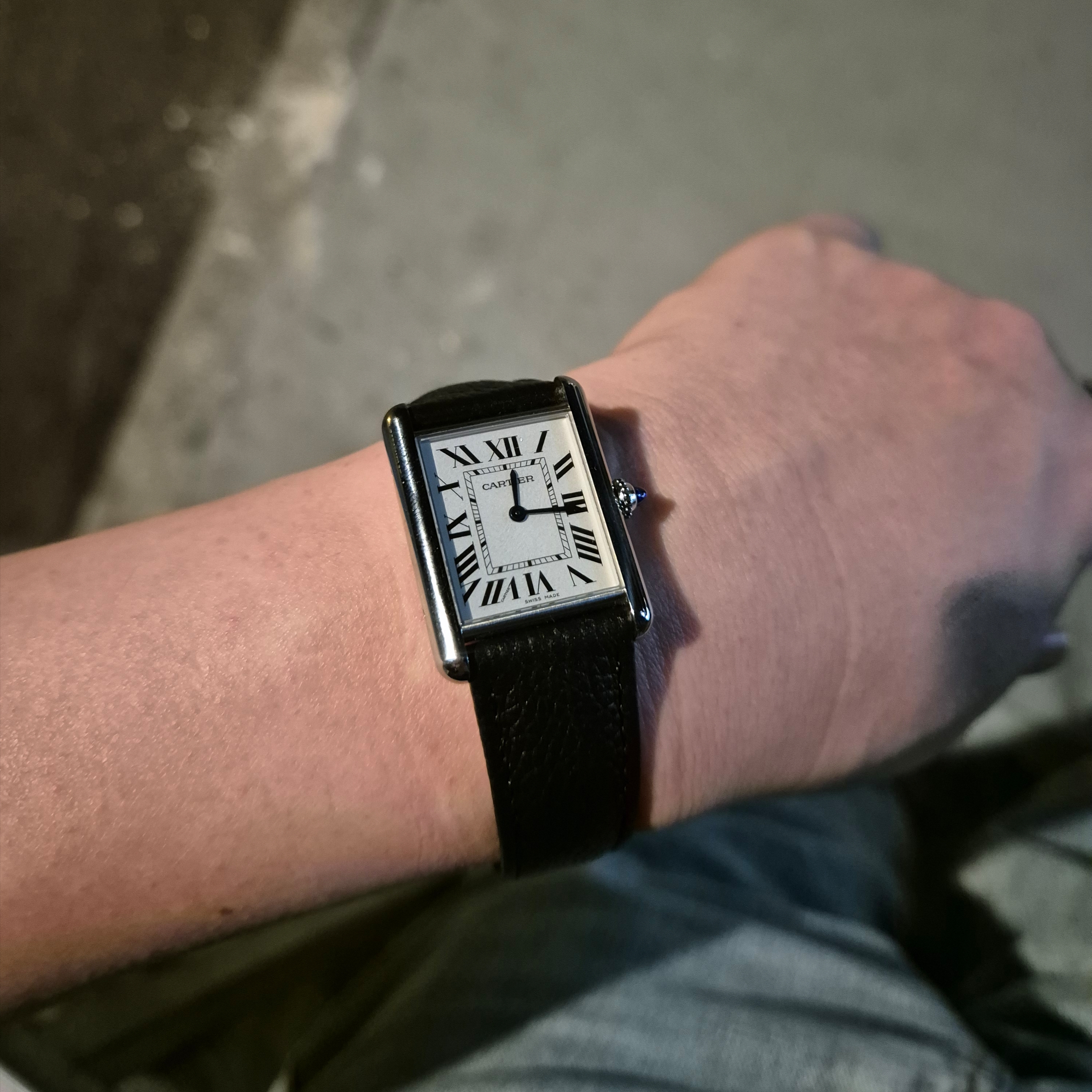 Cartier Tank Must Watch Large Quartz Steel Calfskin Black 착용 스타일 - 2