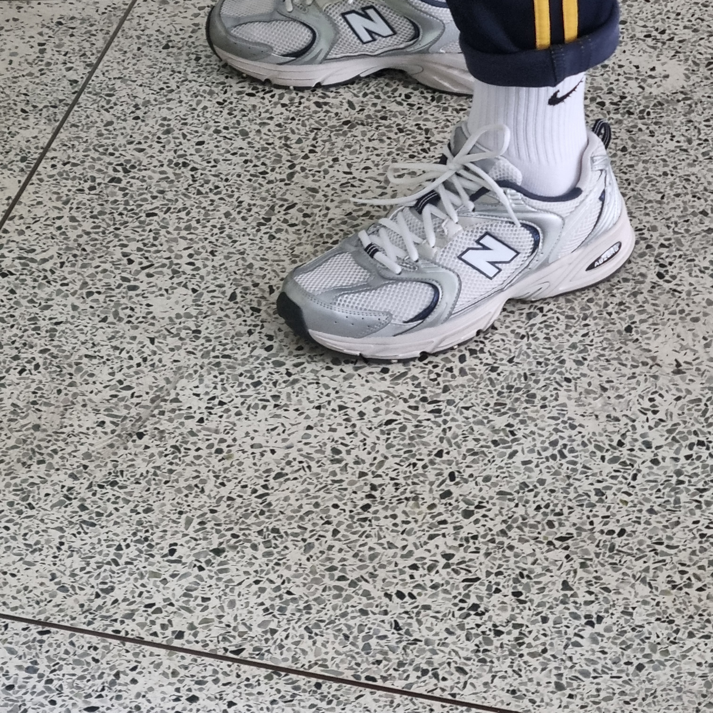 New Balance 530 Steel Grey 착용 스타일