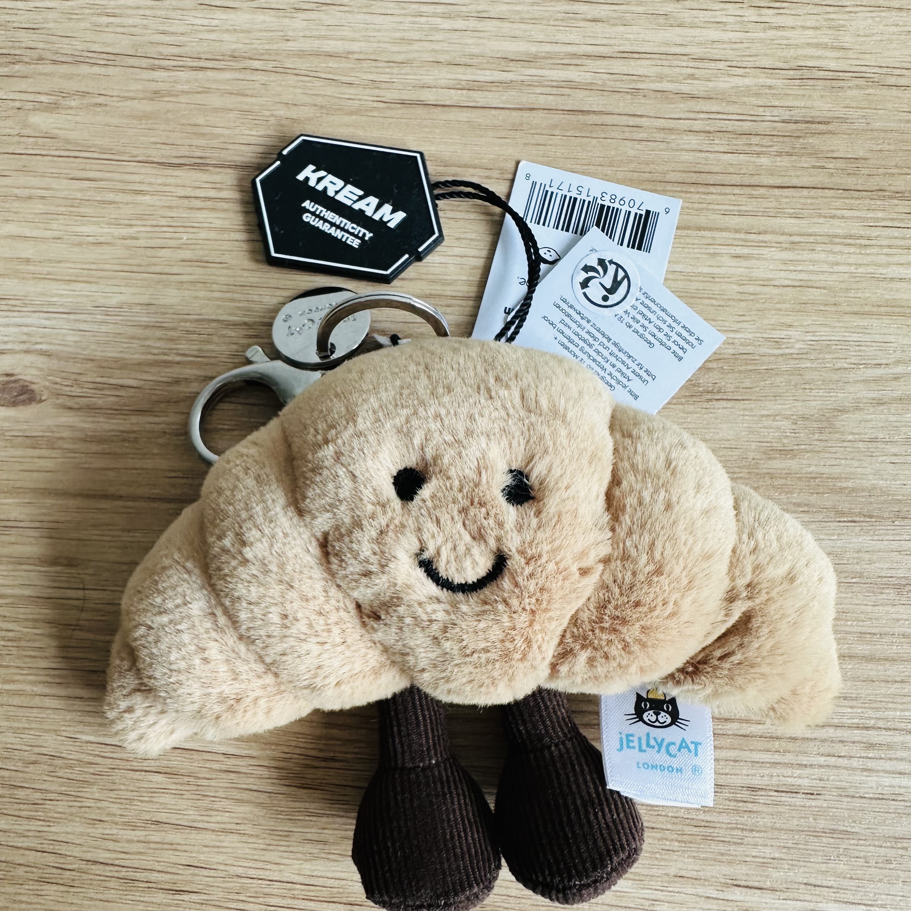 Jellycat Amuseable Croissant Bag Charm Brown 착용 스타일