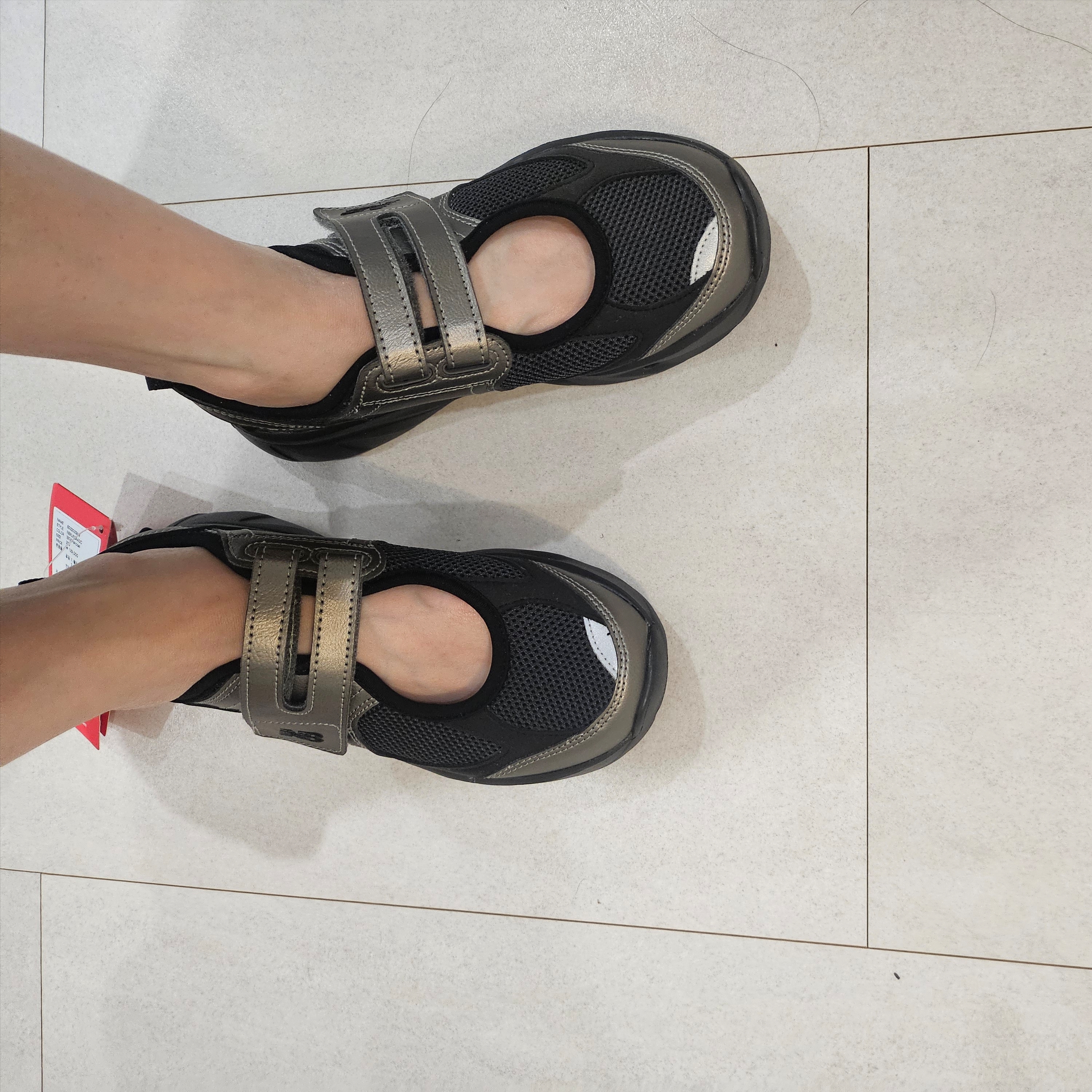 (W) New Balance Breeze SD2202 Gunmetal Gray 착용 스타일