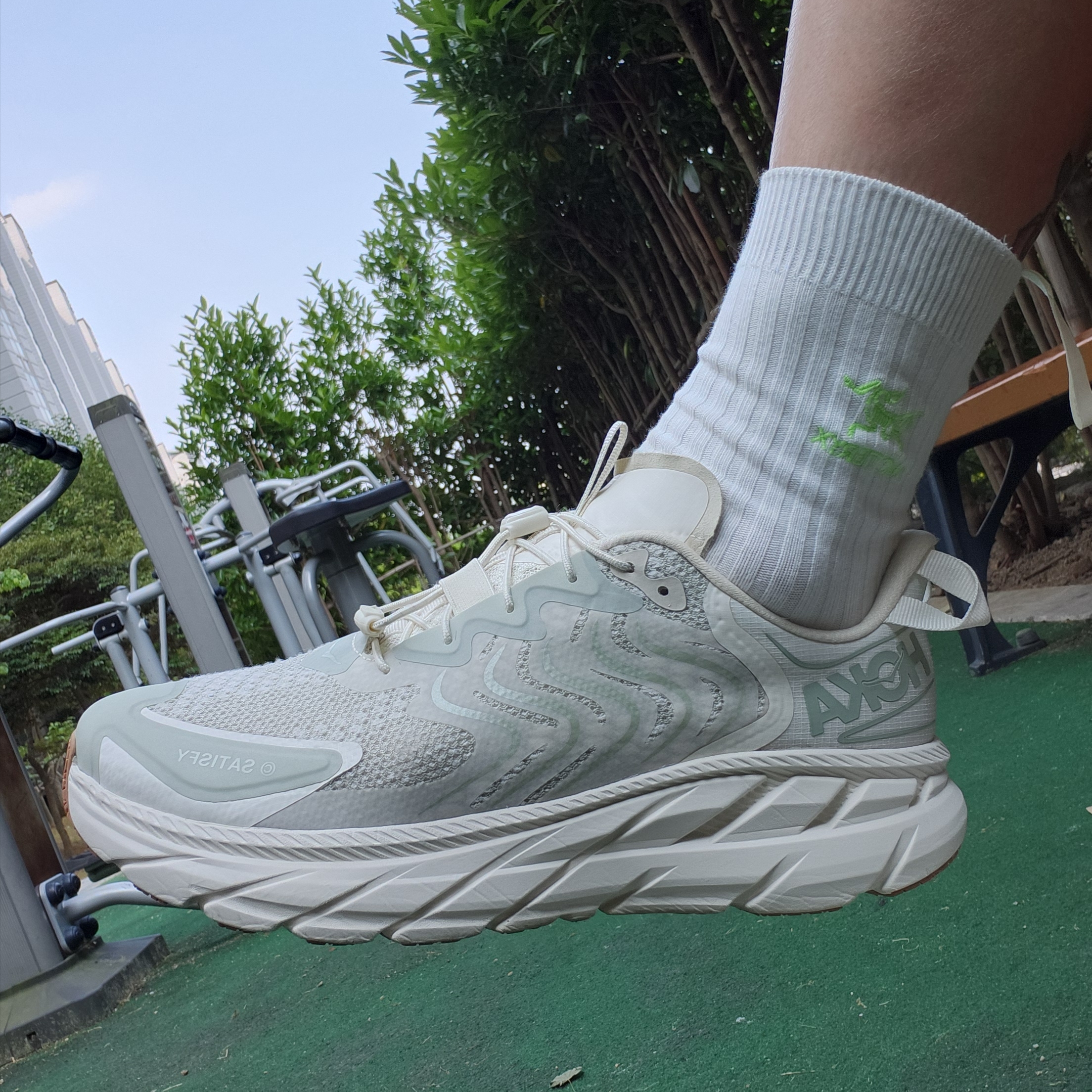 Hoka x Satisfy Clifton LS Celadon Tint Whisper White 착용 스타일 - 1