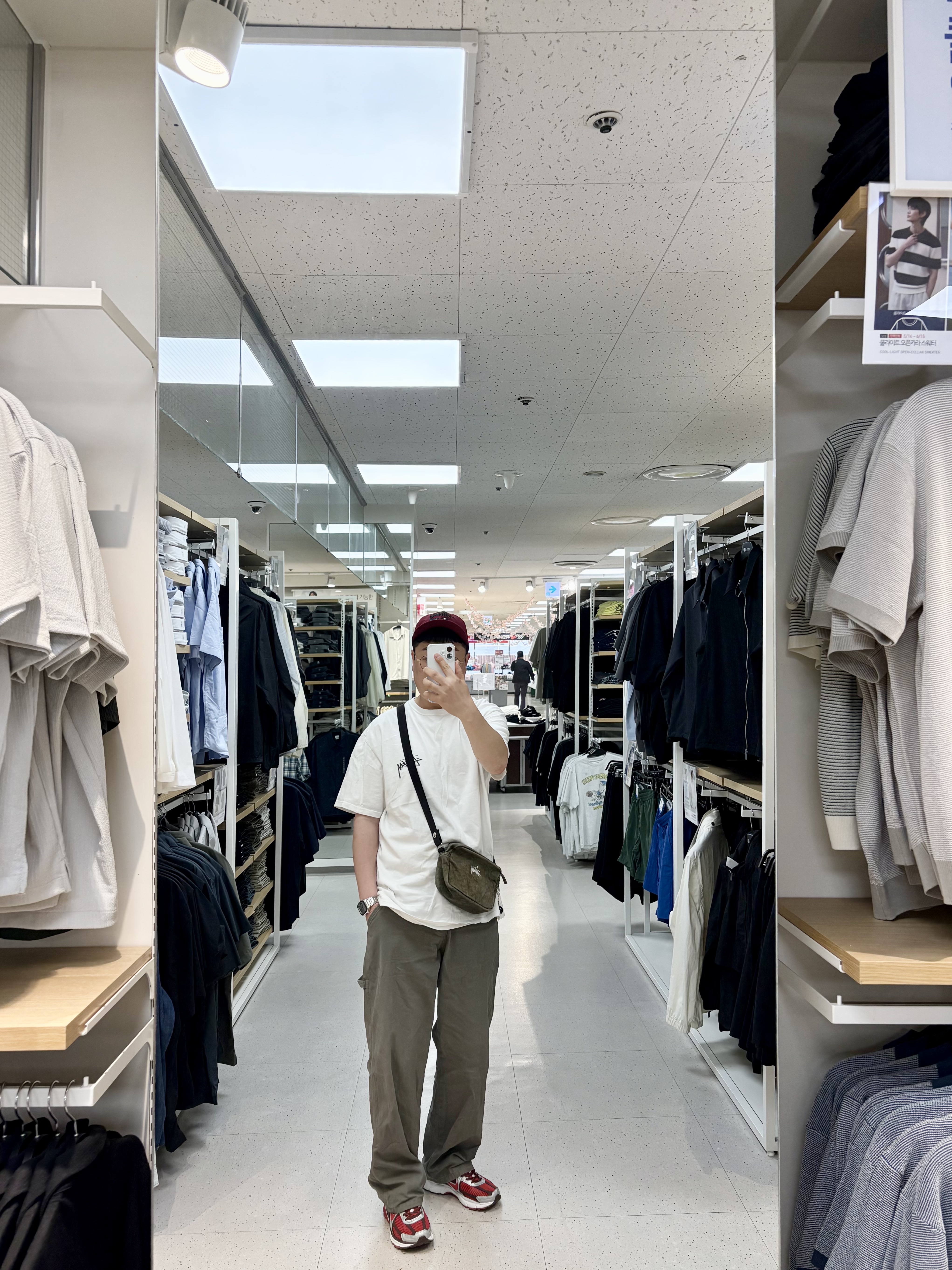 Stussy Low Profile Stock Dice Snapback Maroon, Stussy Diced Out T-Shirt White 착용 스타일 - 1