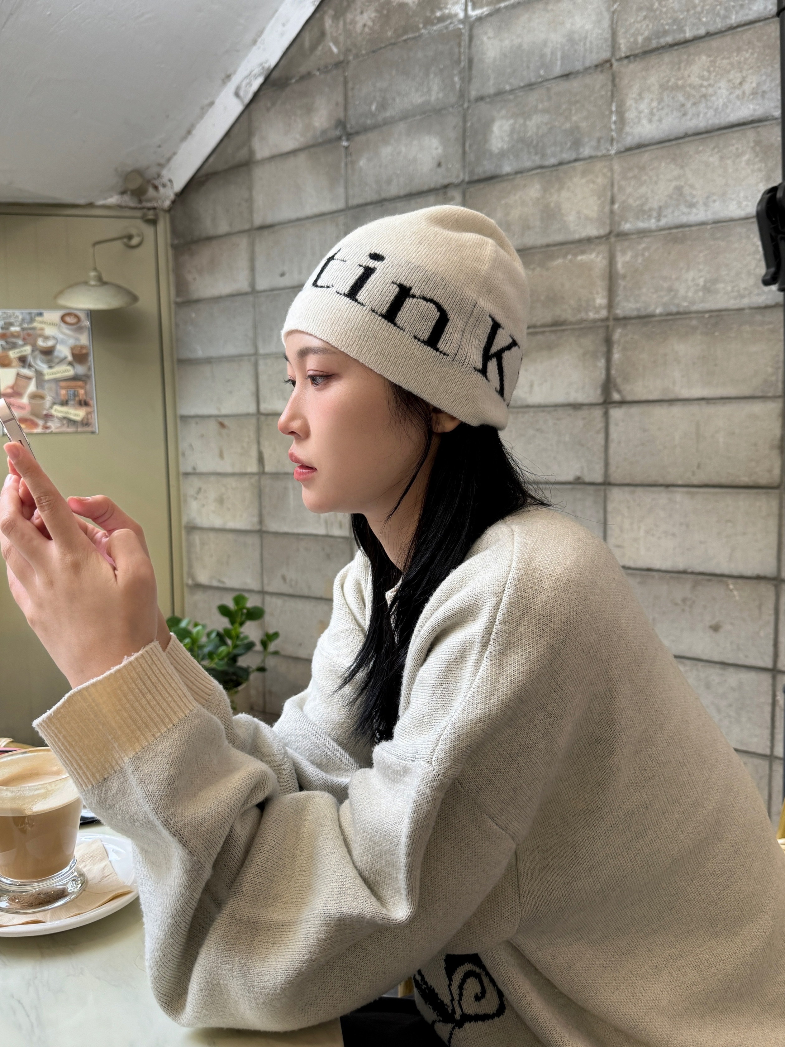 Matin Kim Logo Jacquard Short Beanie White 착용 스타일 - 2