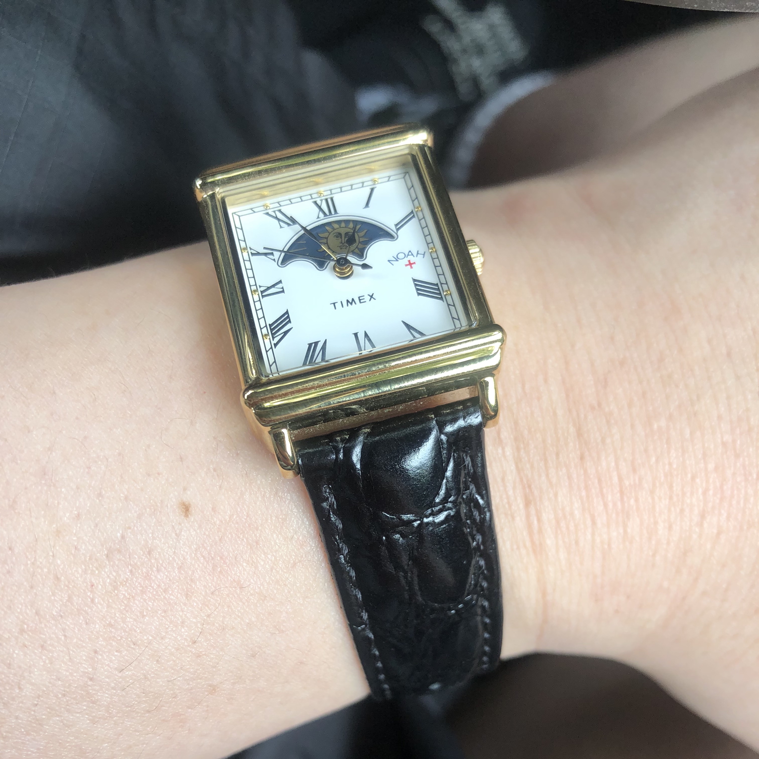 Timex x Noah Sun and Moon Watch Black Gold 착용 스타일