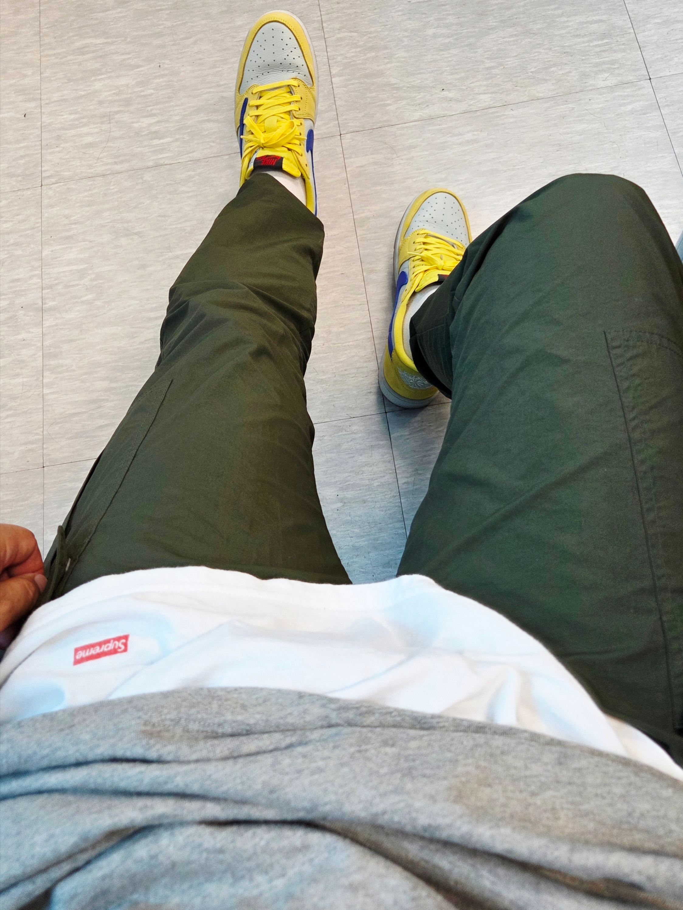 (W) Jordan 1 x Travis Scott Retro Low OG SP Canary, Supreme Hanes Tagless T-Shirt White (3 Pack) 착용 스타일